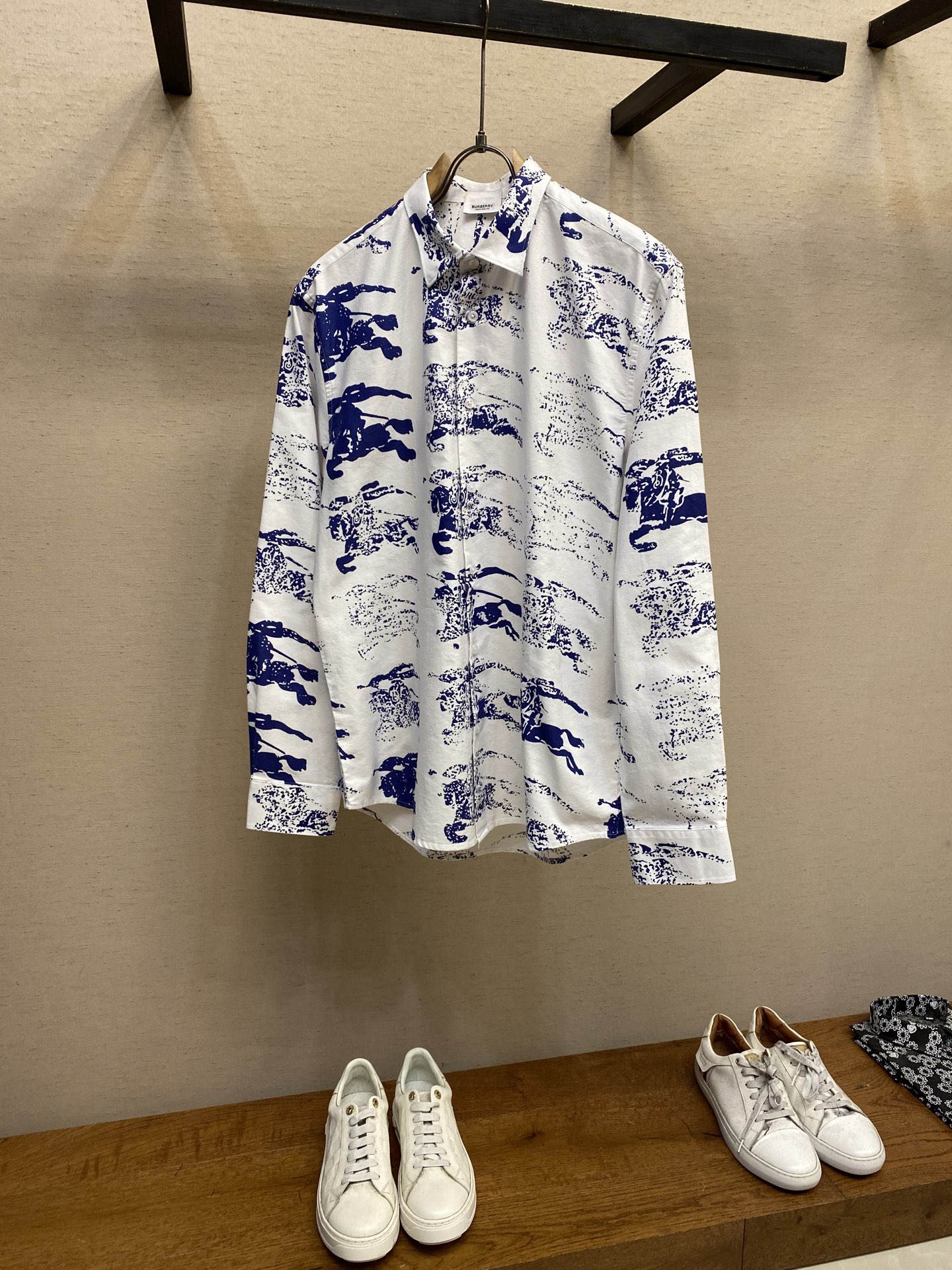 NO:951865,BBR Poly Warrior Gradient Print Oxford Spun Long Sleeve Shirt for Men and Women!  Suitable for both leisure and business use!  Customized worsted and breathable Oxford cotton fabric is used to dye and woven into combed cotton fabric, making the fabric very soft to the touch. The gradient effect is restored one to one. According to the original model, the shoulder stitching design of the same fabric is used, and then the shoulder sleeves are extended to the cuffs. This shoulder design has the function of modifying the shoulder shape. New series of accessories, new designer!  Same style for men and women!  !  !  !  !  !  !  Size S-2xl S size shoulder width 44 chest 102 sleeve length 62 dress length 75 M size shoulder width 45 chest 106 sleeve length 63 dress length 76 L size shoulder width 46 bust 110 sleeve length 64 dress length 7719860909BBR宝莉战士渐变印花男女同款牛津纺长袖衬衫！ 休闲商务两用！ 采用定制的精纺透气牛津纺棉质面料对色定染,织成精梳棉布料,使面料摸上去就十分柔软.渐变效果一比一还原,根据原版型采用同身面料肩位拼接设计,再由肩位衣袖延伸至袖口,这种肩位设计具备修饰肩型功能.全新系列辅料,全新设计师！男女同款！！！！！！！ 尺码S-2xl S码肩宽44胸围102袖长62衣长75 M码肩宽45胸围106袖长63衣长76 L码肩宽46胸围110袖长64衣长77 XL码肩宽47胸围114袖长65衣长78 XXL码肩宽48胸围118袖长66衣长79,,shirts,,Men's clothing
