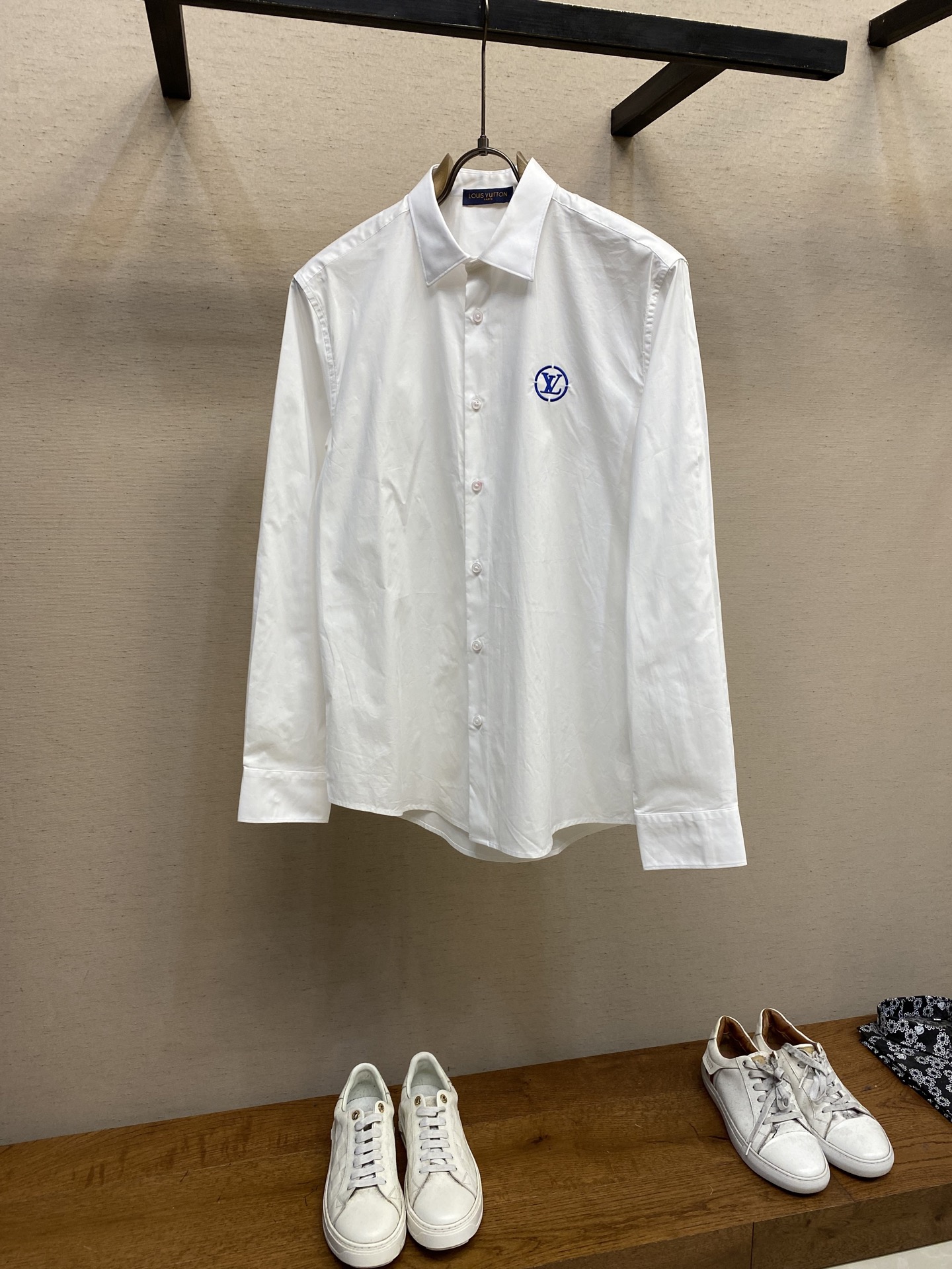 NO:951889,1V. Lujia’s new 60-count fine cotton high-precision woven fabric blue letter embroidery shirt!  No matter from the light or the dress, they all reveal a noble temperament!  The unique silk patch embroidery technology is more noble!  No matter you wear it outside, it is comfortable and soft without losing its noble style!  !  !  !  !  !   Size S-2xl s shoulder width 46 bust 102 length 76 sleeve length 63 m shoulder width 47 bust 106 length 77.5 sleeve length 64 l shoulder width 48 bust 110 length 79 sleeve length 65 xl shoulder width 49 bust 114 length 80.5 sleeve length 66 xxl shoulder width 50 bust 118 length  82 sleeve length 67,,louis vuitton,louis vuitton,shirts,real silk,198609091V、驴家新款精棉60支高精织面料蓝字母刺绣衬衫！无论从亮光还是着装都透露着高贵的气质！独特真丝贴布绣花工艺更加高贵！无论外穿都是既舒适柔软,又不失高贵风范！！！！！！  尺码S-2xl s 肩宽 46胸围 102衣长 76袖长63 m 肩宽 47胸围 106衣长 77.5袖长64 l肩宽 48胸围 110衣长 79袖长65 xl 肩宽 49胸围 114衣长 80.5袖长66 xxl肩宽 50胸围 118衣长 82袖长67,,louis vuitton,louis vuitton,shirts,real silk,,Men's clothing