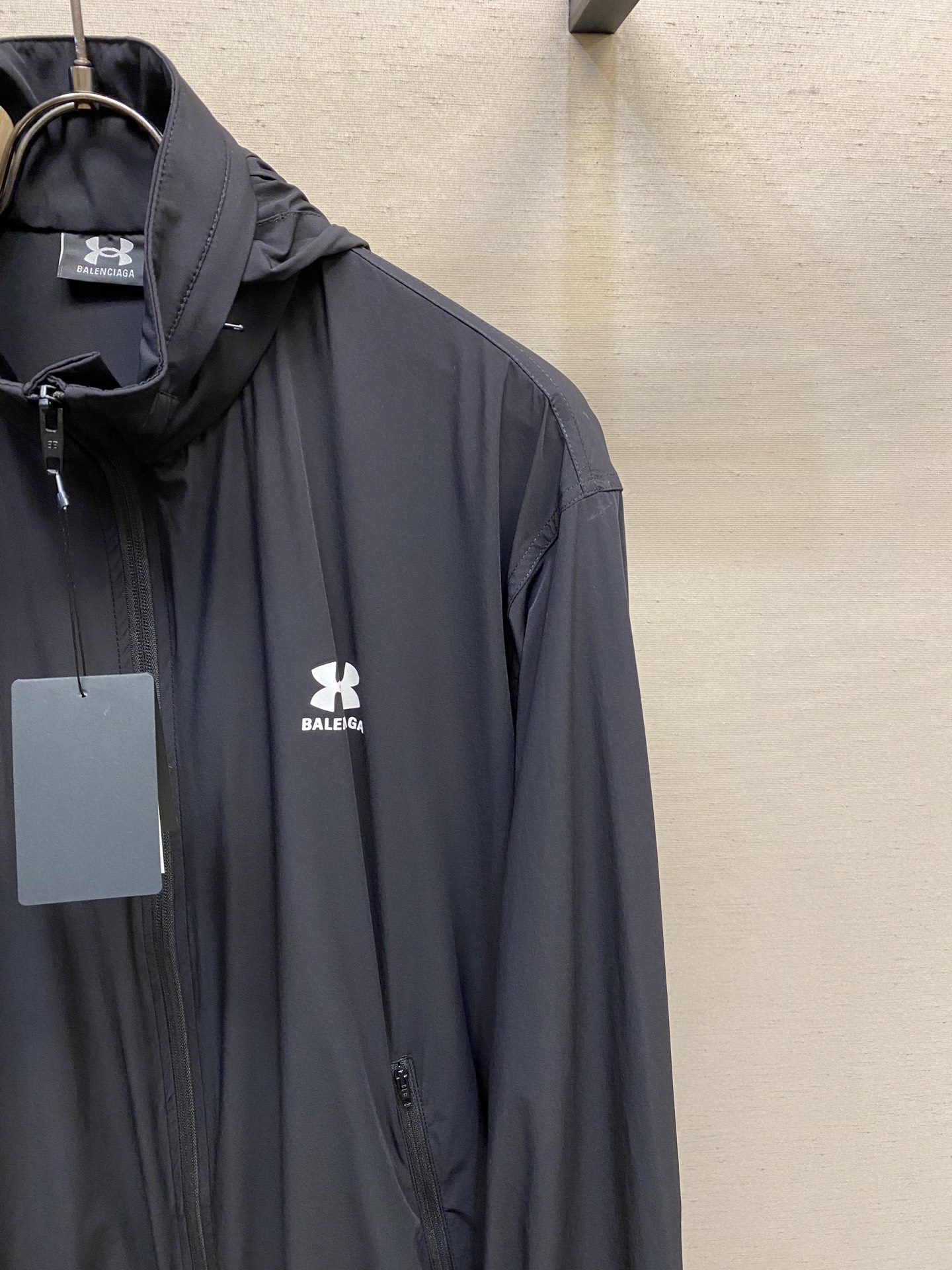 Title: Balenciaga Nylon Jacket Features Andromeda Logo and Hidden Bag Summary: Balenciaga nylon jacket with Andromeda Logo, hidden zip bag, flexible cuffs, sizes S-XL - 图片 4
