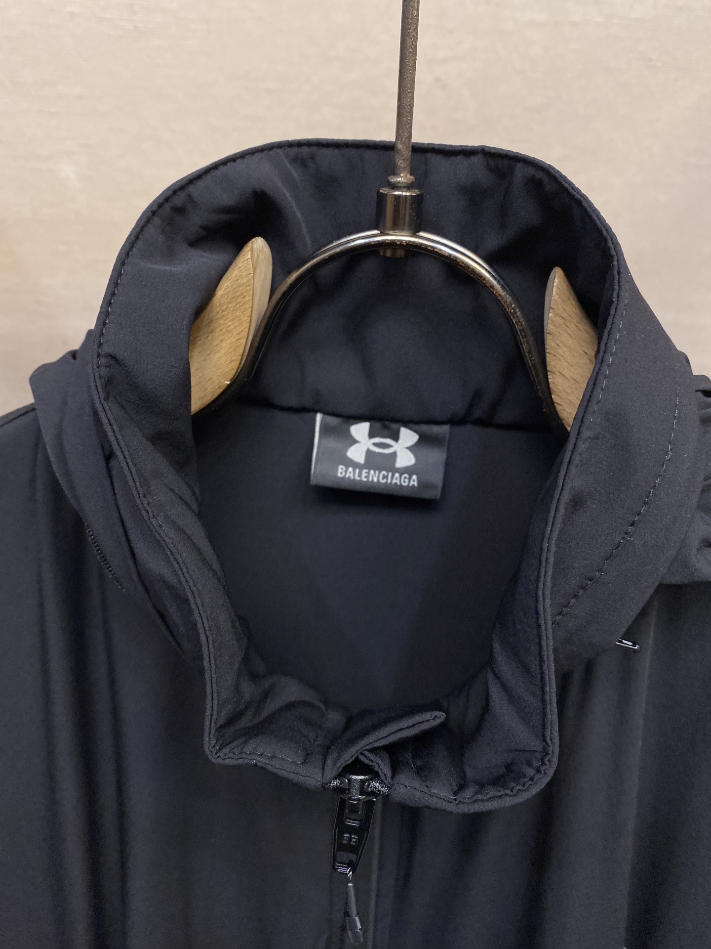 Title: Balenciaga Nylon Jacket Features Andromeda Logo and Hidden Bag Summary: Balenciaga nylon jacket with Andromeda Logo, hidden zip bag, flexible cuffs, sizes S-XL - 图片 3