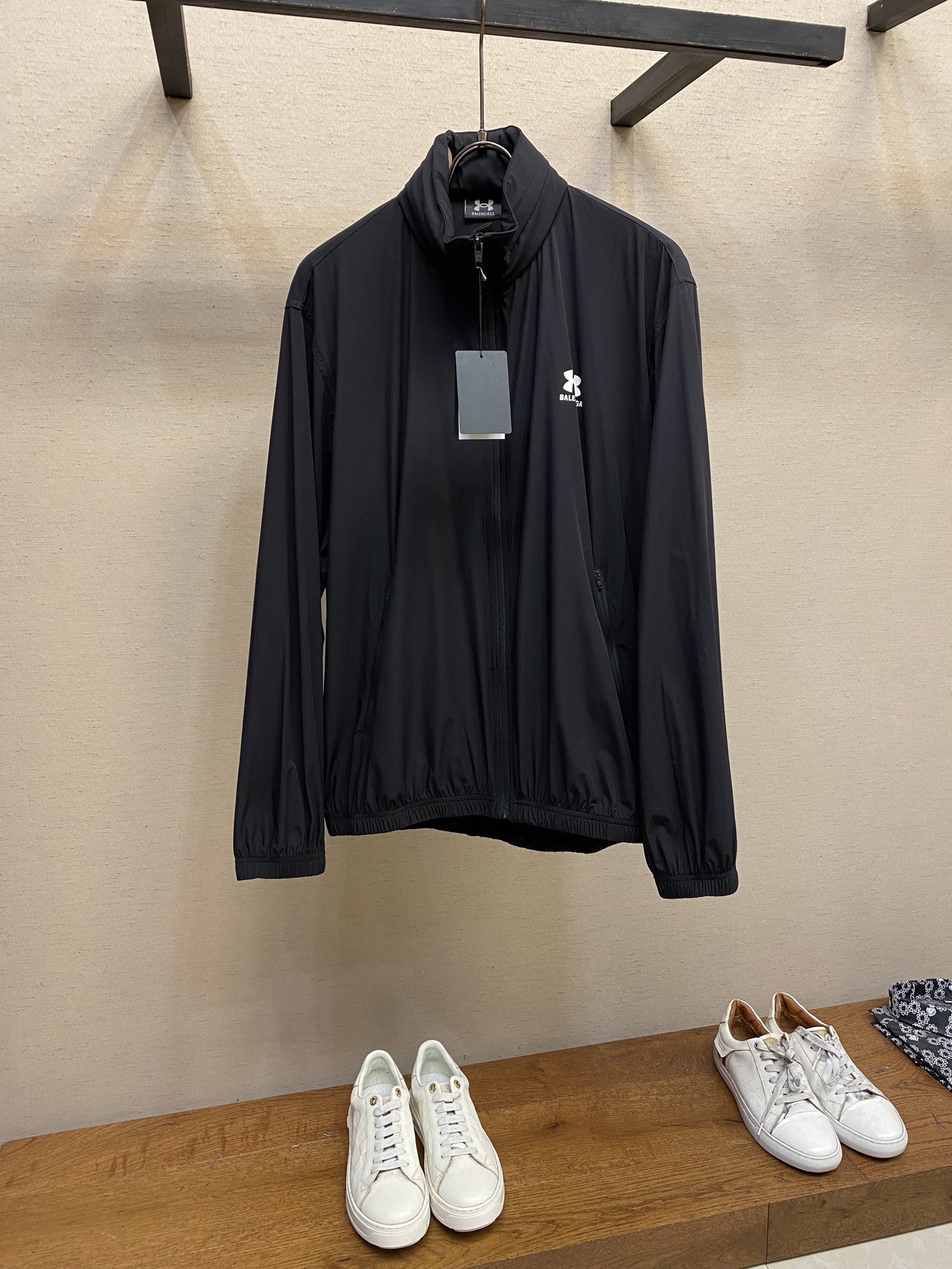 Title: Balenciaga Nylon Jacket Features Andromeda Logo and Hidden Bag Summary: Balenciaga nylon jacket with Andromeda Logo, hidden zip bag, flexible cuffs, sizes S-XL - 图片 1
