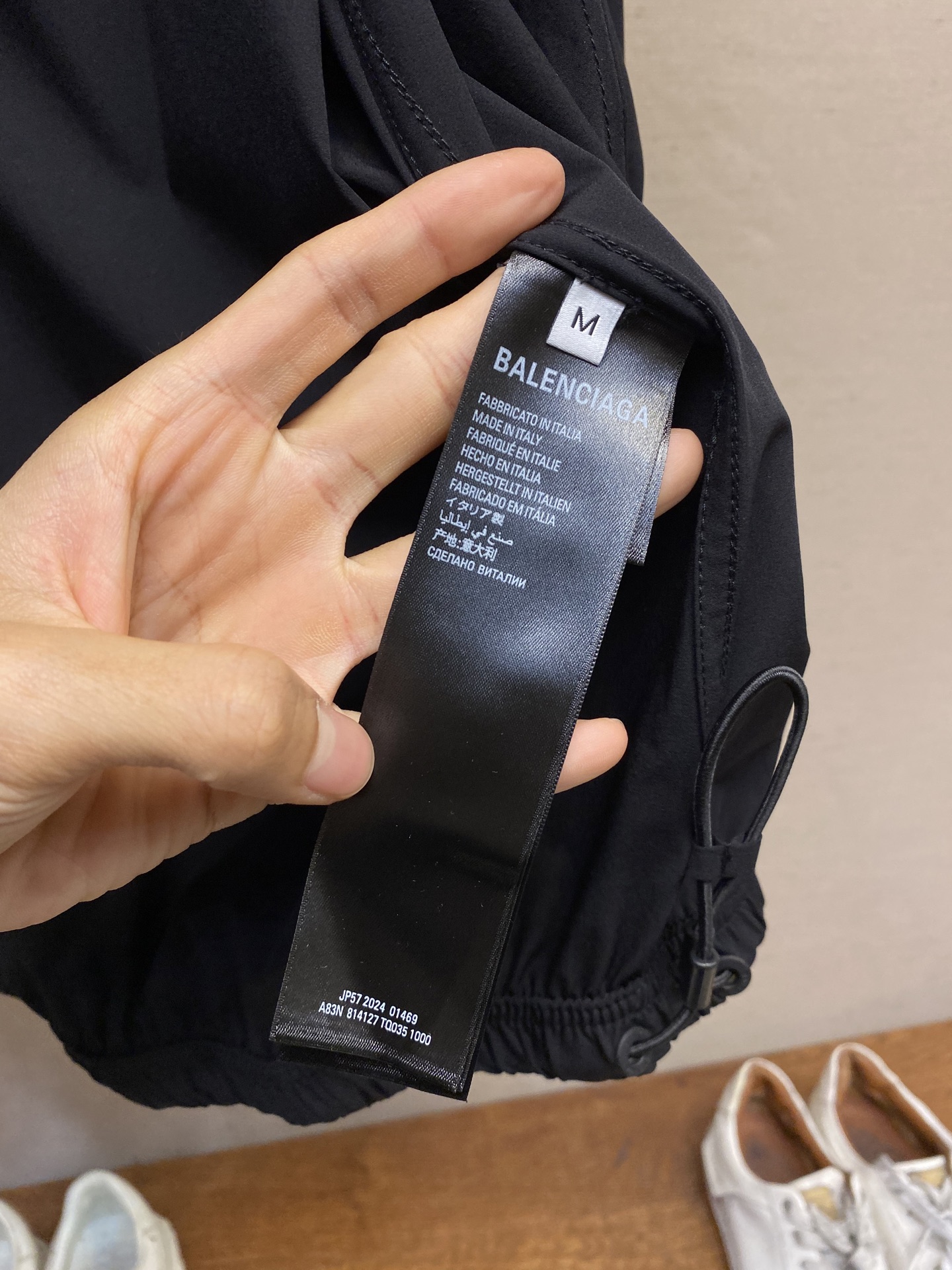 Title: Balenciaga Nylon Jacket Features Andromeda Logo and Hidden Bag Summary: Balenciaga nylon jacket with Andromeda Logo, hidden zip bag, flexible cuffs, sizes S-XL - 图片 8