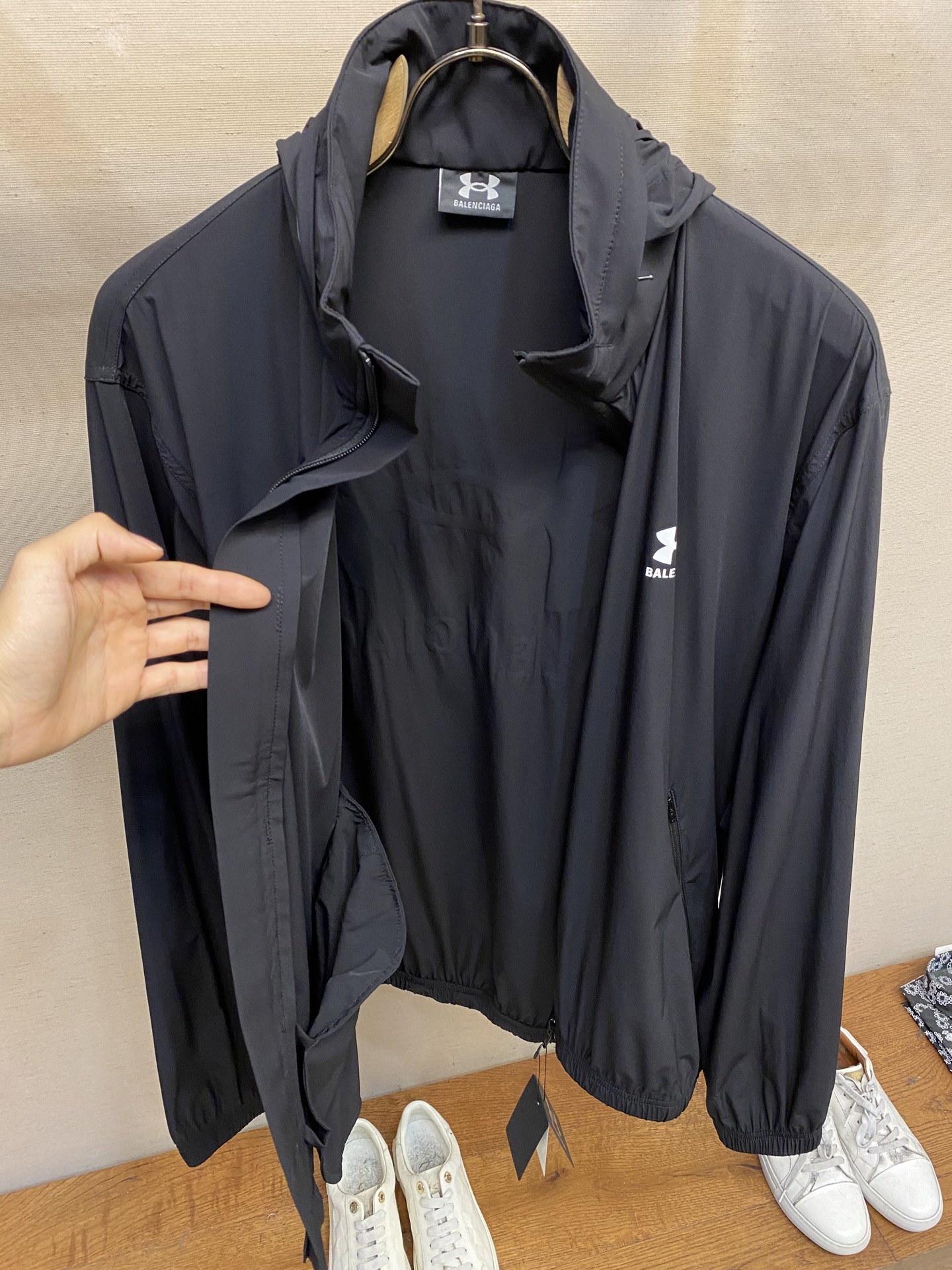 Title: Balenciaga Nylon Jacket Features Andromeda Logo and Hidden Bag Summary: Balenciaga nylon jacket with Andromeda Logo, hidden zip bag, flexible cuffs, sizes S-XL - 图片 9
