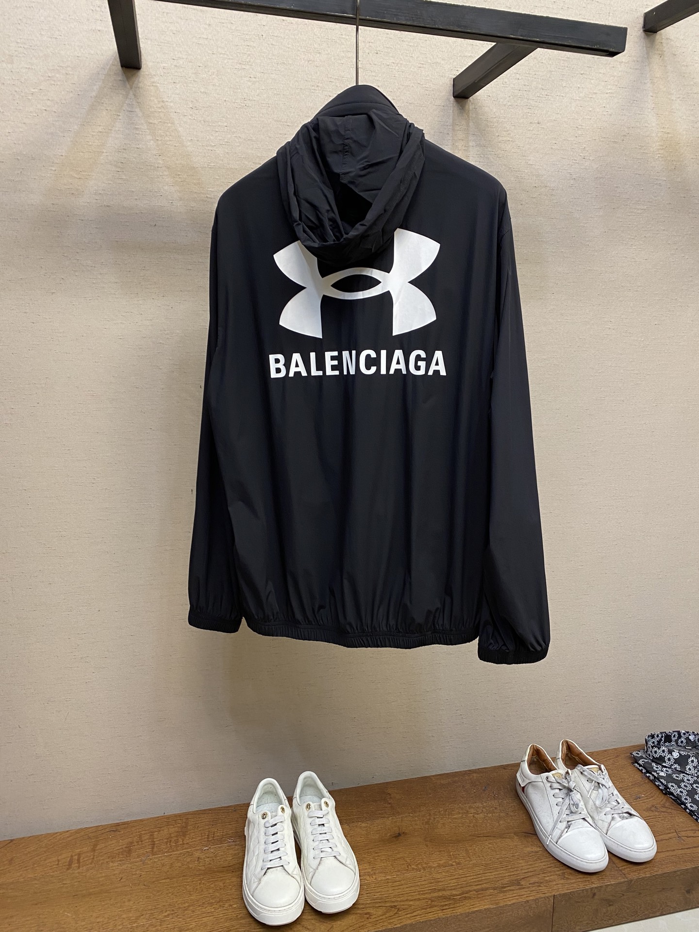 Title: Balenciaga Nylon Jacket Features Andromeda Logo and Hidden Bag Summary: Balenciaga nylon jacket with Andromeda Logo, hidden zip bag, flexible cuffs, sizes S-XL - 图片 2