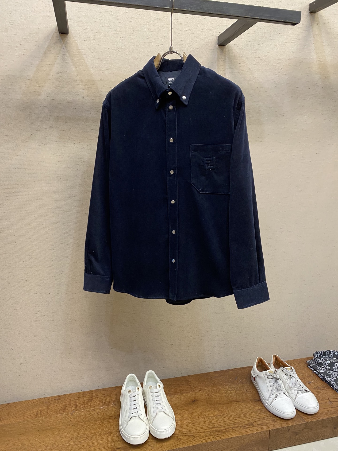 NO:125135,Fendi, blue corduroy shirt fabric is made of blue corduroy fabric, made of cotton. Its soft and thick characteristics make it feel comfortable and warm. The unique concave and concave texture creates a different feeling and has the advantages of wear resistance and pill resistance.. Crafts and details  This product adopts a classic button-knit design, and the collar tip is more casual and not easily deformed by exposed buttons. The button placket is equipped with FEN's letter LOGO on the surface, which distinguishes the button method of traditional shirts. This one uses a quad-buckle closure, which is convenient, formal and stylish. The chest is equipped with a patch pocket, and the edges are finely sewn to ensure firmness. The pocket is embroidered with FEN's iconic double FF pattern contrasting design, which becomes the finishing touch of this product. The shoulder seams are sewn with double needles to make it more firm. The hem is curved, making the overall look more beautiful. Size S-XL, fendi, shirts, alexander wang19860909Fendi,蓝色灯芯绒衬衫 面料 选用蓝色灯芯绒面料,由棉打造,其柔软且厚实的特点使他触感舒适温暖,独特的凹凸纹理,形成了不一样的感观,又有耐磨不起球的优点.. 工艺与细节 这款产品采用经典的系扣领设计,领尖通过外露纽扣固定显得更加休闲且不易变形.纽扣开襟,面扣外露部分带有FEN家字母LOGO,区别传统衬衫的纽扣方式,这款选用了四合扣开合,方便、正式又不失时尚感.胸部配有一个贴袋,边缘经过精细的缝制处理,确保牢固,口袋上绣有FEN家标志性的双FF图案撞色设计,成为这款产品的点睛之笔.肩部接缝处采用双针车缝制而成,使其更加牢固.下摆做了弧度,整体看起来更具线条美. 尺码S-XL,,fendi,shirts,alexander wang,Men's clothing