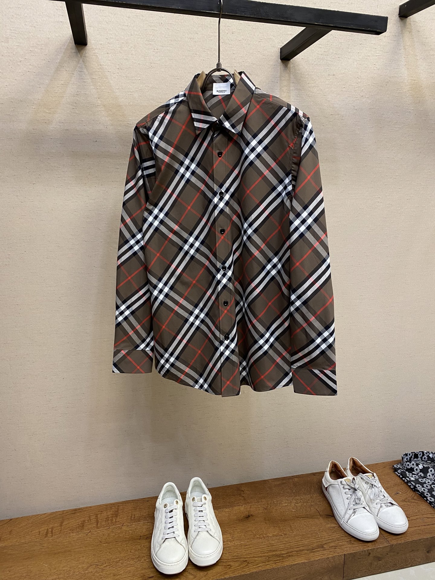 NO:125115,BBR, checked cotton casual shirts. The old channel is a serious and good thing. The order fabric must be yarn dyed and woven. The mercerized spinning will not look glossy, but will have a faint dark luster, which is very high-end! The small loose H-shaped cut is more than enough for the upper body, and the collar edge is equipped with buttons to effectively prevent the collar tip from rolling up, which is particularly exquisite! The most exquisite one is the new log0, hand-positioned thread embroidery, and the careful production of each needle and thread. The workmanship of the details is very stubborn. The front piece is diagonally facing the grid is the most basic quality of the brand. Size S-2xl,,shirts,alexander wang19860909BBR、格纹棉质休闲衬衫 老渠道的正经好东西,订单面料,必须是纱线订染后织,丝光线定纺不会一眼光泽感,而是若有若无的暗光泽,非常显高级! 小宽松H型的剪裁,上身有余,领边设有纽扣,有效防止领尖卷起,格外精致! 最精致的还属新log0,手工定位线绣,每 针每一线的精心制作.细节之处的做工很经得起推敲,前片斜对格是品牌最基本的素养了. 尺码S-2xl,,shirts,alexander wang,Men's clothing