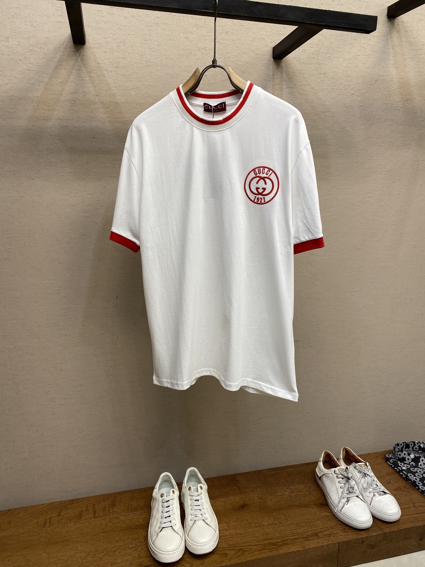 NO:125121,GG's new series uses interlocking double G logo to interpret the sportswear concept, injecting sporty and retro flavor into the entire design. This exquisite pattern exudes a nostalgic atmosphere and injects charming style into a variety of exquisite T-shirts. These three items are made of knitted cotton ingenious craftsmanship and are decorated with contrasting piping. Size S-XL, tees, t-shirt, alexander wang19860909GG全新系列以互扣式双G标识诠释运动装理念,为整款设计注入运动气息与复古韵味.这一精美图案流露出一抹怀旧气息,为多款精致的T恤注入魅力风尚,这三款单品选用针织棉匠心打造,饰有撞色滚边 尺码S-XL,,tees，t-shirt,alexander wang,Men's clothing