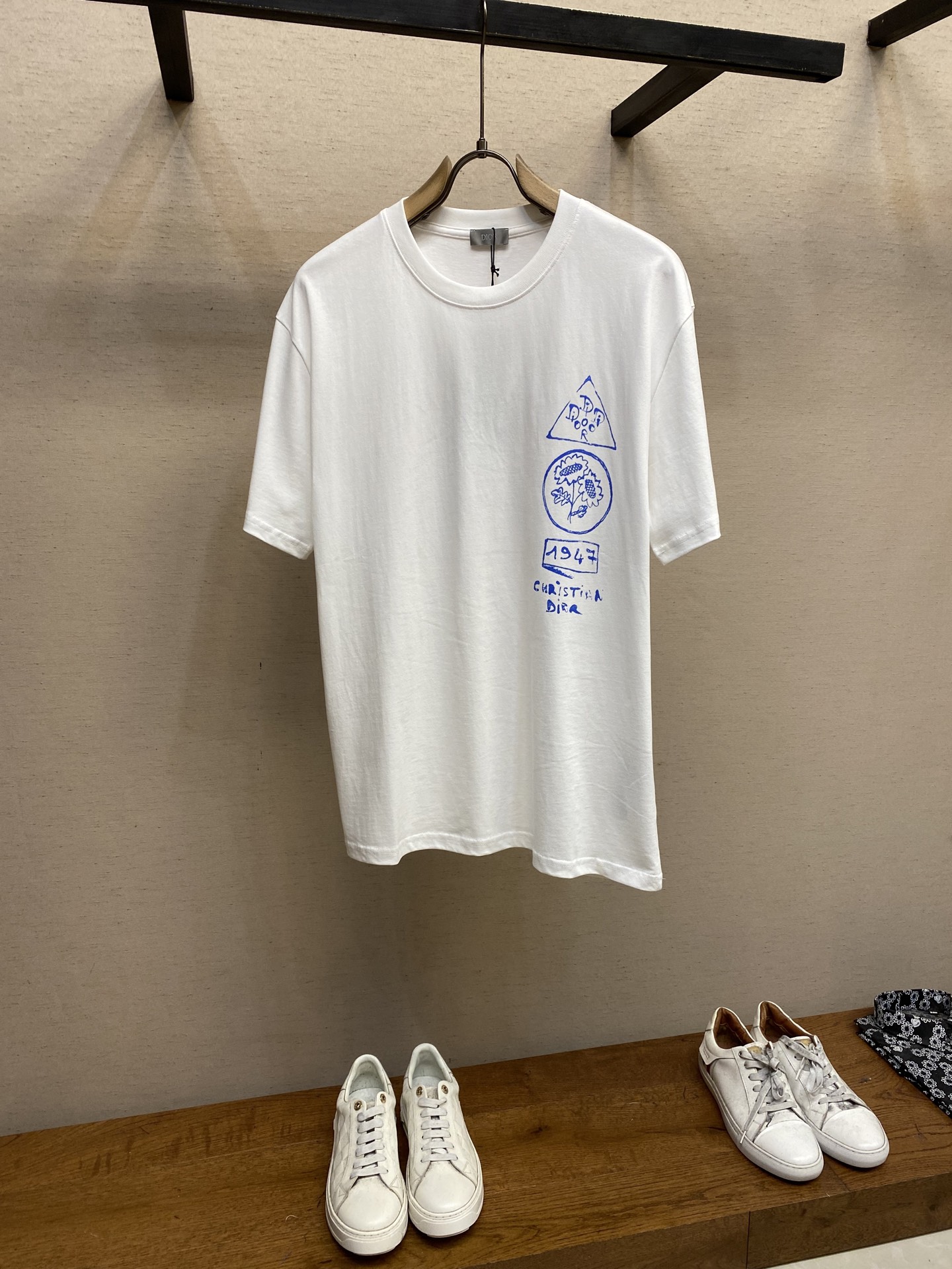 NO:125133,Dior, CD AND HYLTON NEL Loose-fitting T-shirt White cotton jersey fabric Counter price, 200 Description This T-shirt displays the logo from this season's CD AND HYLTON NEL co-branded collection. It is carefully crafted from white cotton jersey fabric with a classic silhouette with a ribbed round neck, and a contrasting print on the front and back enhances the style. Casual tailoring, can be paired with sports trousers or jeans. The front and back are decorated with CD AND HYLTON NEL print Ribbed round neck Cotton Size S-XL Color blue, white,,dior,jeans,alexander wang19860909Dior、CD AND HYLTON NEL 宽松版型 T 恤 白色棉质平纹针织面料 专柜售价,200 说明 这款 T 恤展示来自本季 CD AND HYLTON NEL 联名系列的标志.采用白色棉质平纹针织面料精心制作,经典廓形搭配罗纹圆领,正面和背面饰以对比鲜明的印花提升格调.休闲剪裁,可搭配运动长裤或牛仔裤. 正面和背面饰以 CD AND HYLTON NEL 印花 罗纹圆领 棉 尺码S-XL 颜色蓝色,白色,,dior,jeans,alexander wang,Men's clothing