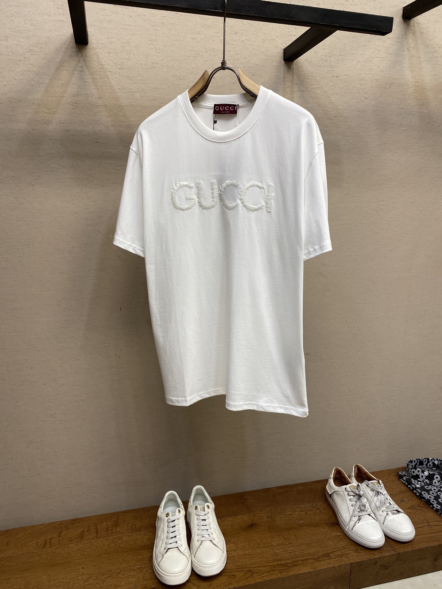 NO:125124,Gucci, Gucci Double G Simple Letters Embroidery Logo logo is exquisitely upgraded, inspired by the retro 1980s Original fabric Official same style Short-sleeved T-shirt Customized 260g same-cage dyed fabric very comfortable to touch The latest brick cabinet in spring and summer synchronized fashion and personality Super versatile and beautiful, very suitable for both men and women, essential models for people hand tags Collar logo Washed wheat Three-mark complete S-XL Color black, white, Gucci, Gucci, T-shirt, tees, t-shirt, alexander wang19860909Gucci、古驰 双G 简约 字母 刺绣 Logo标识精致升级,灵感源自八十年代复古 原版面料 官方同款 短袖T恤 定制260克同缸染面料 手感非常舒服  春夏最新砖柜同步 时尚又个性 超级百搭好看 男女都非常合适 人手必备款 吊牌 领标 水洗麦 三标齐全 尺码S-XL 颜色黑色,白色,,gucci,gucci,T-shirt,tees，t-shirt,alexander wang,Men's clothing