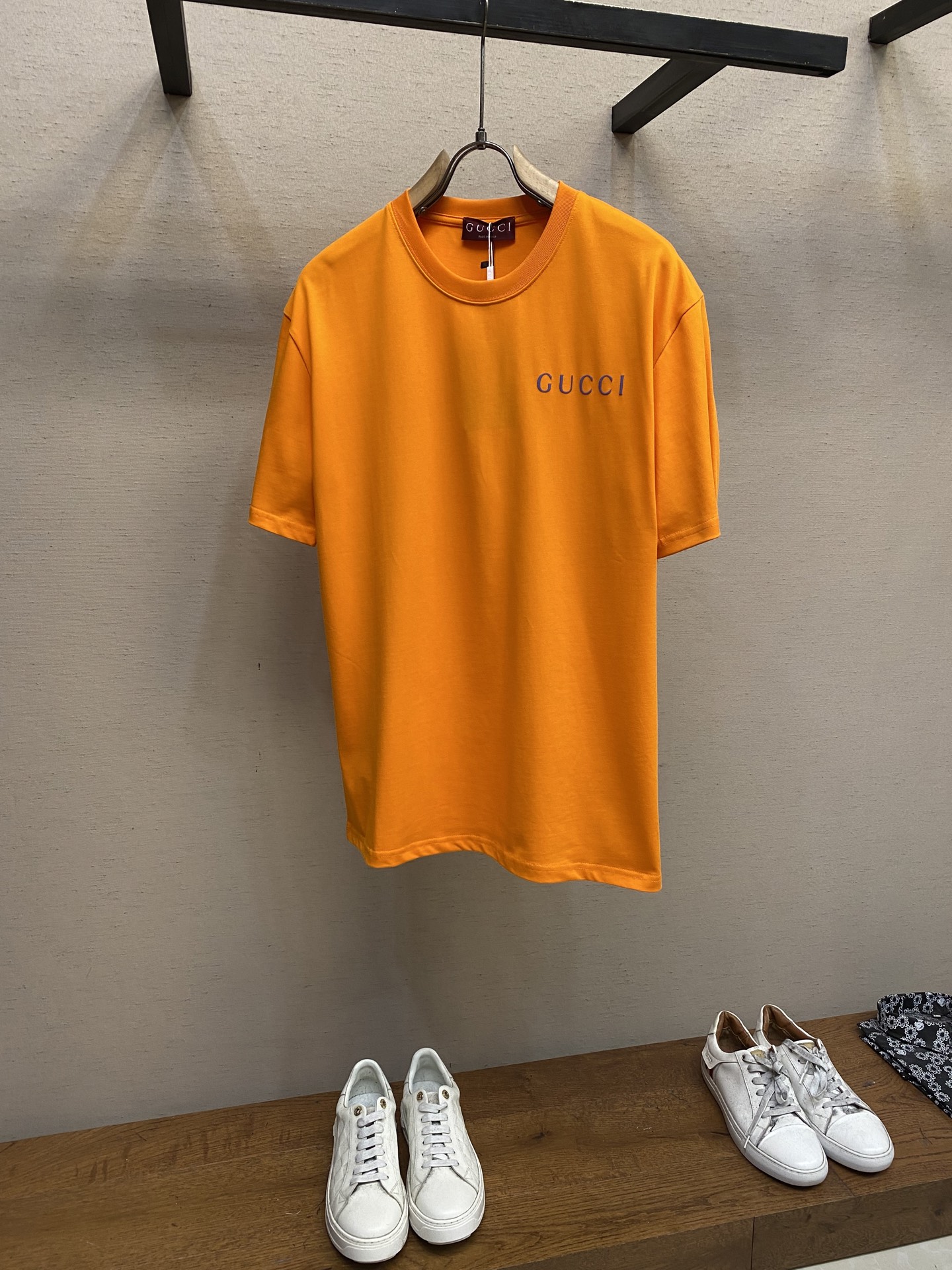 NO:125127,Gucci, GUC knitted cotton printed short-sleeved T-shirt rooted in Gucci's long-standing heritage, and love for the past era has continuously given the brand's collection rich design inspiration. This vest is made of knitted cotton ingenuity and is decorated with Gucci retro logo tags. Striped piping adds charm to the entire design Size S-XL Colors White, Orange, Black, Gucci, T-shirt, Tees, t-shirt, alexander wang19860909Gucci,GUC针织棉印花短袖T恤 植根于Gucci的悠久传承,对过往年代的热爱之情不断赋予品牌系列丰富的设计灵感.这款背心选用针织棉匠心打造,饰有Gucci复古标识标签.条纹滚边为整款设计增添魅力 尺码S-XL 颜色白色,橘色,黑色,,gucci,T-shirt,tees，t-shirt,alexander wang,Men's clothing