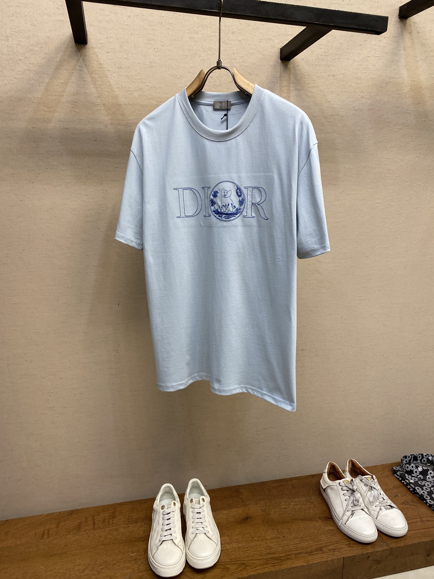 NO:125130,Dior and FW early spring new embroidered hollow letters cat pattern round neck short-sleeved T-shirt for men and women. Regular style, 270g washing cotton, 36 double yarns are stable, tight and thick. Four-wire dense edges, double-wire collar edges, double-needle chain bottom edges, front embroidery, fine workmanship, complete three standards. Size S-XL Color blue, white, dior, T-shirt, tees, t-shirt, alexander wang19860909Dior、FW早春新款刺绣镂空字母猫咪图案圆领短袖T恤男女同款 常规版型,270g洗水棉,36支双纱平稳,紧密挺厚手感.四线密边,双线领冚边,双针锁链底包边包线,前幅刺绣,做工精细,三标齐全. 尺码S-XL 颜色蓝色,白色,,dior,T-shirt,tees，t-shirt,alexander wang,Men's clothing