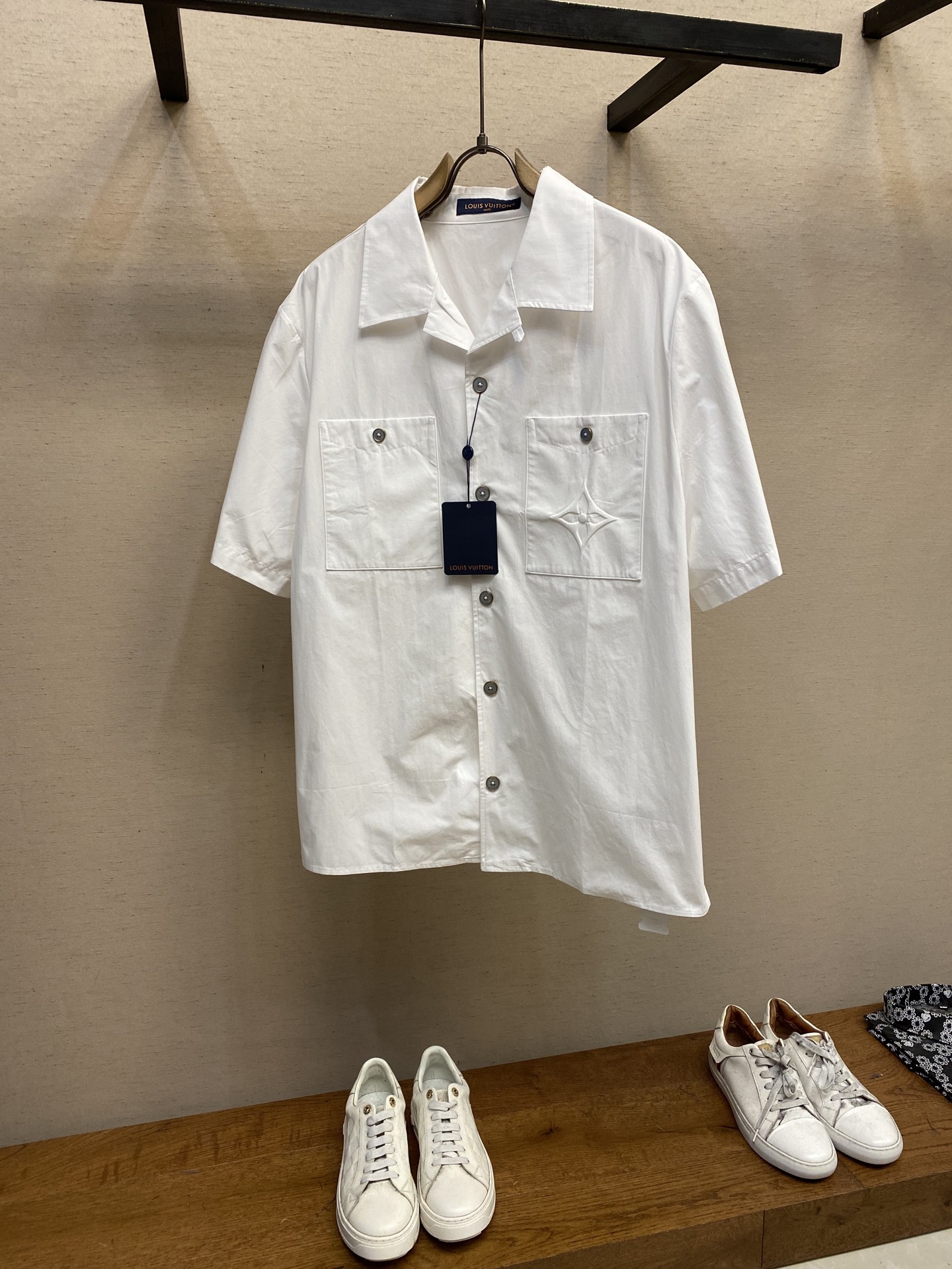 NO:125118,1V, Donkey's new cotton short-sleeved shirt, counter price, 750 Description This short-sleeved shirt is made of refreshing cotton poplin, which can easily control casual and formal occasions. The left button patch pocket is imprinted with Monogram floral, chic pearlescent buttons inlaid on the metal base. Standard version Cotton pleated rear Yuke pearlescent button front closure chest pocket chest pocket embossed logo rear embossed L…V letter embossed Size S, M, L,,louis vuitton,louis vuitton,shirts,T-shirt,alexander wang198609091V、驴家当季新款棉质短袖衬衫 专柜售价,750 说明 本款短袖衬衫取材清爽棉质府绸,可轻松驾驭休闲和正式场合.左侧纽扣贴袋压印 Monogram 花卉,别致珠光纽扣镶嵌于金属底座. 标准版型 棉 褶裥后育克 珠光纽扣前襟 胸袋 胸袋呈现压纹标识 后部点缀 L…V 字母压纹 尺码S,M,L,,louis vuitton,louis vuitton,shirts,T-shirt,alexander wang,Men's clothing