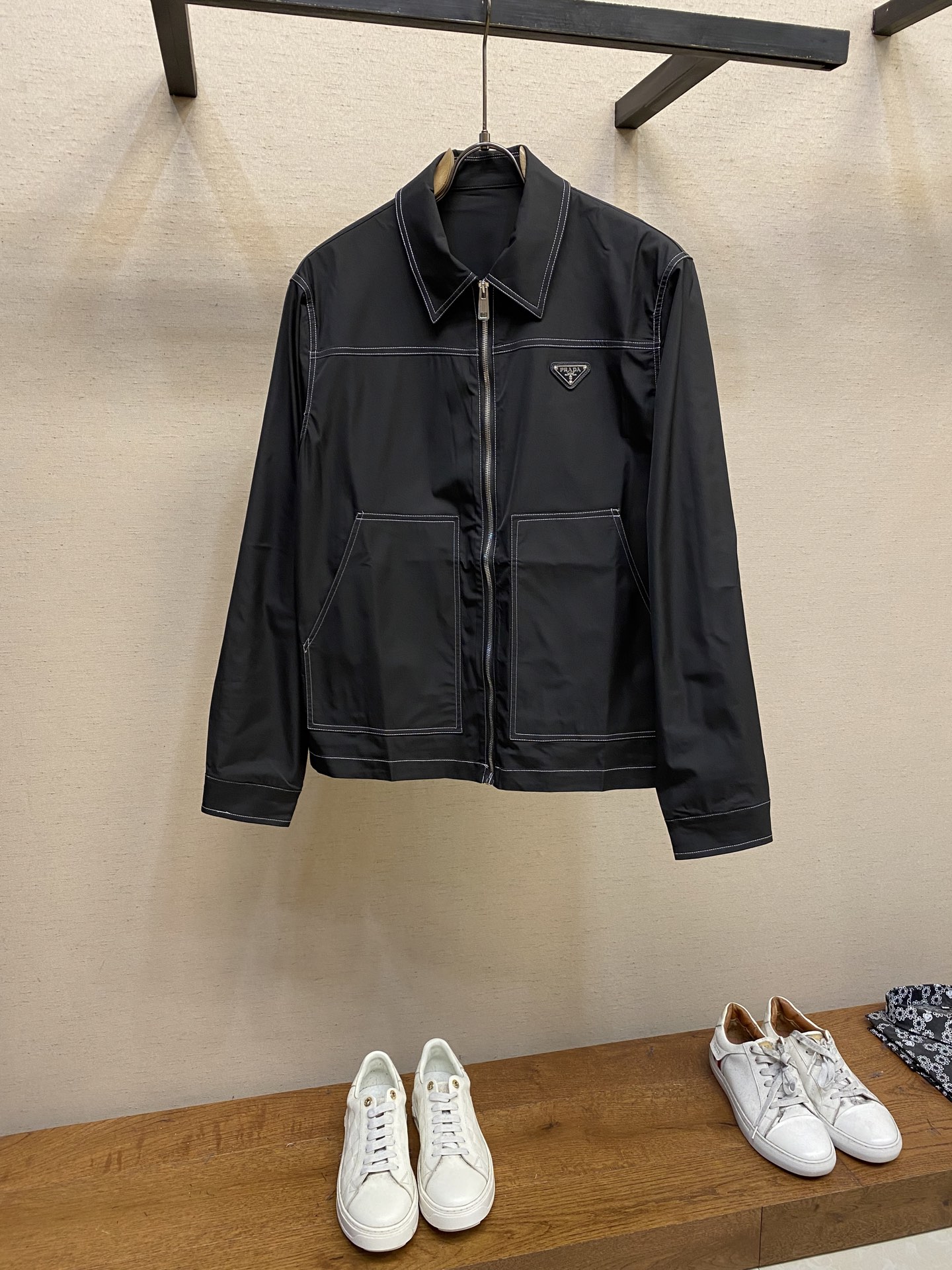 NO:125140,Prada, new men's casual custom jacket. Wearing a simple and capable casual jacket, instantly returns to fashionable and domineering, and is full of vitality. The most popular small stand-alone collar zipper design before history, all the fabrics need to be customized, full of luxury. The slim tailoring reflects our perfect body shape and can be easily controlled regardless of weight. Super versatile style, no matter how big it is, suitable for wearing different age groups. High street wear style, spring and summer matching tools. Size 48-56,,prada, jackets & coats, jackets & coats, alexander wang19860909Prada、新款男士休闲定制夹克外套.穿上简约干练的休闲外套,瞬间重回时髦霸气,又是活力满满的状态.史前最流行的小立领拉链设计,面料全部需要定制,奢华感十足.修身的剪裁体现出我们完美的体型无论胖瘦都可以轻松驾驭.超百搭款式,不挑身材的款,适合不同年龄段穿着.高街实穿款,春夏搭配利器 尺码48-56,,prada,jackets & coats,jackets & coats,alexander wang,Men's clothing