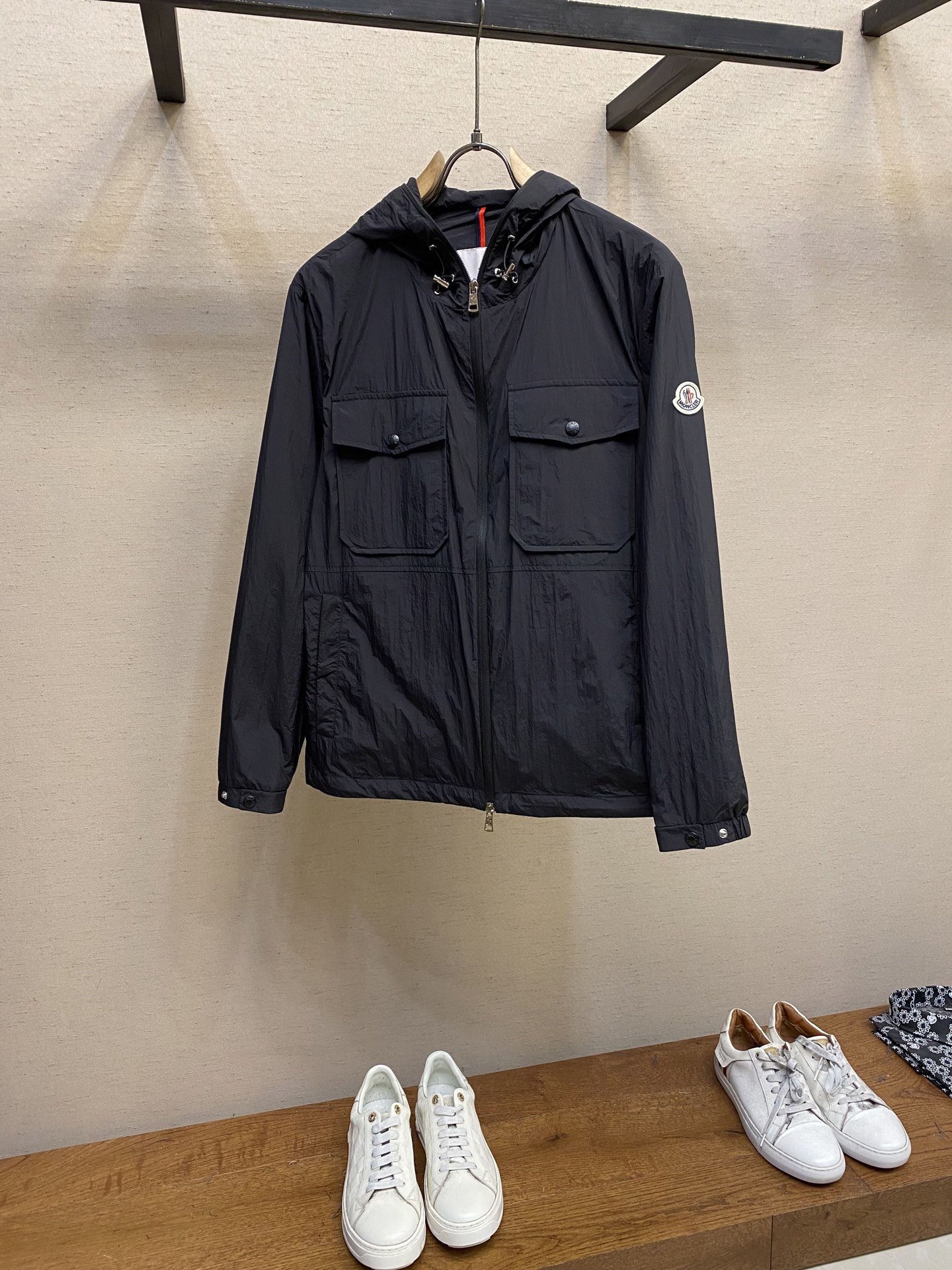 NO:125142,Moncler, a new men's casual custom jacket. Wearing a simple and capable casual jacket, you will instantly return to fashionable and domineering, and it is full of vitality. The most popular prehistoric small stand-alone zipper design, all the fabrics need to be customized, full of luxury. The slim tailoring reflects our perfect body shape and can be easily controlled regardless of weight. Super versatile style, no matter how big it is, suitable for wearing different age groups. High street wear style, spring and summer matching tools Size 48-56,,christian louboutin,jackets & coats,jackets & coats,alexander wang19860909Moncler、新款男士休闲定制夹克外套.穿上简约干练的休闲外套,瞬间重回时髦霸气,又是活力满满的状态.史前最流行的小立领拉链设计,面料全部需要定制,奢华感十足.修身的剪裁体现出我们完美的体型无论胖瘦都可以轻松驾驭.超百搭款式,不挑身材的款,适合不同年龄段穿着.高街实穿款,春夏搭配利器 尺码48-56,,christian louboutin,jackets & coats,jackets & coats,alexander wang,Men's clothing