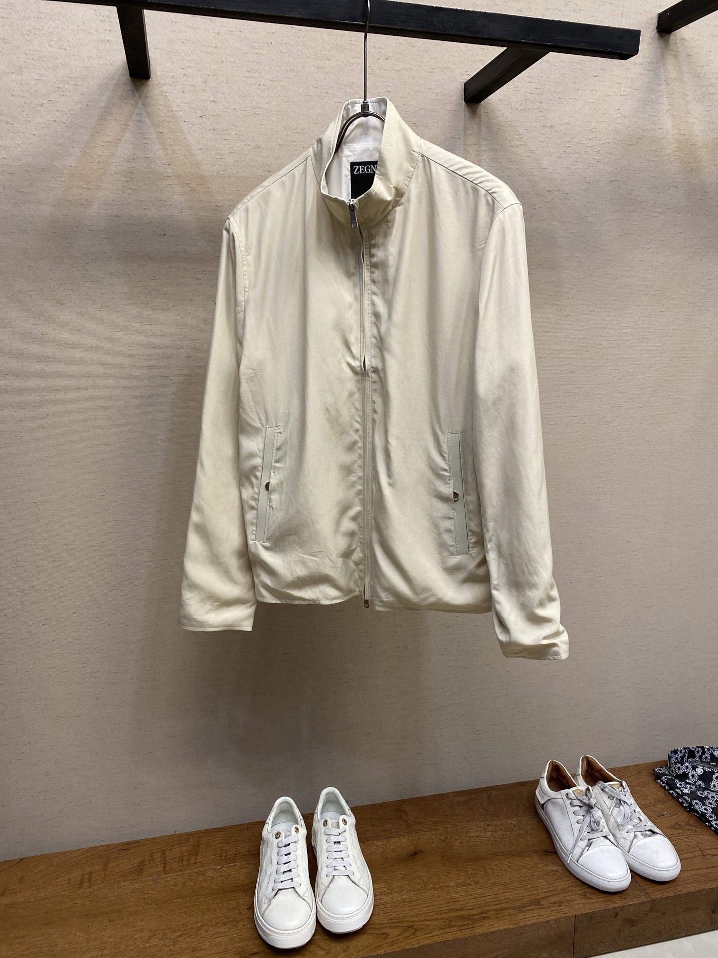 NO:125144,Zzegna, a new men's casual custom jacket. Wearing a simple and capable casual jacket, you will instantly return to fashionable and domineering, and it is full of vitality. The most popular prehistoric small stand-alone collar zipper design, all the fabrics need to be customized, full of luxury. The slim tailoring reflects our perfect body shape, which can be easily controlled regardless of weight. Super versatile style, no matter how big it is, suitable for wearing different age groups. High street wear style, spring and summer matching tools. Size 48-56,, jackets & coats, jackets & coats, alexander wang19860909Zzegna、新款男士休闲定制夹克外套.穿上简约干练的休闲外套,瞬间重回时髦霸气,又是活力满满的状态.史前最流行的小立领拉链设计,面料全部需要定制,奢华感十足.修身的剪裁体现出我们完美的体型无论胖瘦都可以轻松驾驭.超百搭款式,不挑身材的款,适合不同年龄段穿着.高街实穿款,春夏搭配利器 尺码48-56,,jackets & coats,jackets & coats,alexander wang,Men's clothing