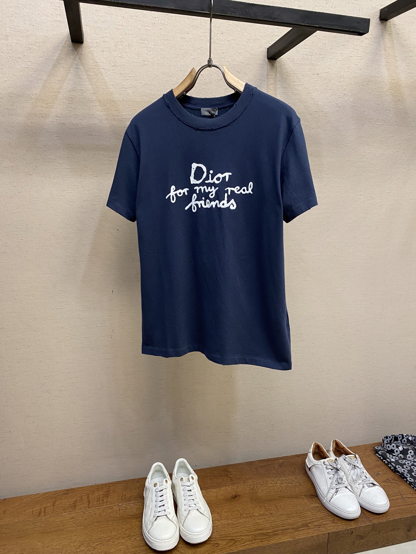 NO:125146,Dior, Dr friends letter embroidery round neck short sleeves are available for sale in color navy blue and pure white original, 100 yuan; cotton jersey fabric, joint series logo embroidery, burnt-in ribbed round neck, sleeves and bottom edges, new accessories are equipped with # cotton jersey fabric, pure cotton 12S fine cotton plain weave, 310g; paired with 21 double yarn threads, 420g. The fabric is interwoven through plain weave tissue, with many yarn bending points, making the fabric have good firmness and wear resistance. The density is moderate, the fabric is lighter and flat and harder. It has good breathability, softer and more delicate, and has a good gloss. # Co-branded series logo chain embroidery chain embroidery is named because its embroidery visual effect is like a chain, and it is shaped like a chain buckle on a chain, commonly known as chain embroidery, also known as chain embroidery.  The fine wool material is soft, delicate, and has good elasticity and plasticity. The color of the fine wool is rich and diverse, and the wear resistance of the fine wool is also good, which can increase the durability of the embroidery. According to the stitching method of chain embroidery, embroidery is carried out from right to left. Maintain the tension of the embroidery thread and the uniform stitching to ensure the three-dimensional and exquisiteness of the embroidery. It combines the stitching method of chain embroidery with the material of fine wool to create embroidery products with chain-like texture and three-dimensional effect. #Full-piece positioning and washing water hole design Irregular full-body hole design, simple garments have a rebellious sense of damage design. Stone grinding water technology positioning and drilling products are laser-positioned by stone grinding, and garment products are damaged by hand. Each wear is made by hand, so that the natural wear of the fabric reaches the most harmonious visual effect. After washing water through stone grinding, it can present a rich retro atmosphere.  Standard round neck short-sleeved style The neckline is rounded and curved, suitable for all face shapes and figures; the sleeves are moderately long and just above the elbow, showing a capable and neat image. The slim-fitting cut can show the wearer's figure curve while not losing the feeling of comfort. The neckline, cuffs, hem and other parts are sewn with fine double needle thread. Size XS-L Color white, navy, dior, T-shirt, alexander wang19860909Dior,Dr朋友字母刺绣圆领短袖 发售色系海军蓝、纯白 原,100购买；棉质平纹针织面料、联名系列标志刺绣、烧花效果罗纹圆领、衣袖和底边、新款辅料配备 # 棉质平纹针织面料 采用纯棉12S精棉平纹,310g；搭配21支双纱螺纹,420g.通过平纹组织方式交织而成的面料,纱线屈曲点也多,使得织物具有较好的坚牢度和耐磨性.的密度适中,织物较为轻薄且平整硬挺.具有良好的透气性,更加柔软、细腻,且具有较好的光泽度. # 联名系列标志锁链刺绣 锁链绣因其绣品视觉效果似链条而得名,形状像一个个链条上的链扣,俗称锁链绣也叫链目绣. 细毛线材质柔软、细腻,且具有较好的弹性和可塑性；细毛线的颜色丰富多样,同时细毛线的耐磨性也较好,能够增加绣品的耐用性. 按照锁链绣的针法,从右到左进行刺绣.保持绣线的张力和针脚的均匀,以确保绣品的立体感和精致度.它将锁链绣的针法与细毛线的材质相结合,创造出具有链条般肌理与立体效果的绣品. #全件定位洗水破洞设计 不规则的全身开洞设计,简单成衣带有叛逆的破坏设计感.石磨洗水工艺定位破洞处理,成衣制品采用石磨机激光定位手工破坏磨损效果.每一处磨损处纯手工打造,使面料的自然磨损达到最和谐的视觉效果,通过石磨洗水后能够呈现出浓郁的复古气息. # 标准圆领短袖版型 领口呈现圆润的弧形,适合各种脸型和身材；袖长适中刚好结束在肘部上方,展现出干练利落的形象.采用修身剪裁,能够展现出穿着者的身材曲线,同时不失舒适感.领口、袖口、下摆等部分都有精细双针走线的缝制. 尺码XS-L 颜色白色,海军蓝,,dior,T-shirt,alexander wang,Men's clothing
