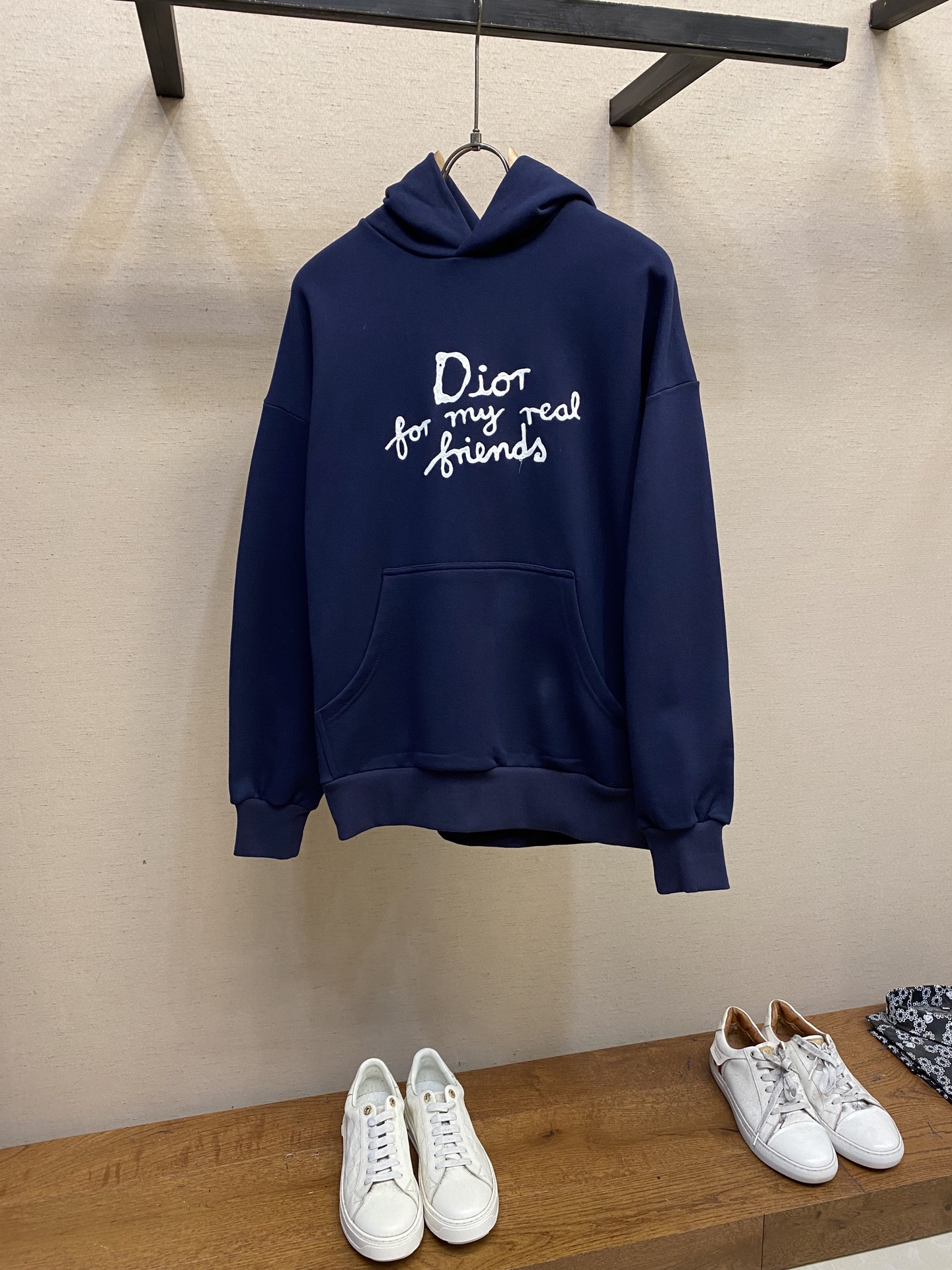 NO:126682,Dior and Dr friends letter embroidered hooded sweatshirt original, 500 purchase; cotton velvet fish scale bottom fabric, joint series logo embroidery, hooded sweatshirt style, front kangaroo pocket, ribbed bottom edge and cuff, new auxiliary materials are equipped with # cotton velvet fish scale bottom fabric with 32 double yarn   bottom is 10-sized fish scale bottom fabric, 450g; matched with 21S pull-up 2x2,380g. The 32 double yarn woven fabric has a delicate and tight surface, soft and comfortable feel; the weight of 50g and the bottom design of 10-sized yarn makes the fabric have good warmth and durability.  Due to the use of relatively fine yarn, this sweatshirt fabric feels soft and comfortable to wear. The design of the fish scale bottom also increases the skin-friendliness of the fabric, making the wearing experience better. This fabric is kept soft and has good wear resistance and wrinkle resistance. # Co-branded series logo chain embroidery chain embroidery is named after its visual effect of the embroidery, shaped like a chain buckle on a chain, commonly known as chain embroidery, also called chain embroidery. The fine wool material is soft and delicate, and has good elasticity and plasticity; the color of the fine wool is rich and diverse, and the wear resistance of the fine wool is also good, which can increase the durability of the embroidery.  According to the stitching method of chain embroidery, embroidery is carried out from right to left. Keep the tension of the embroidery thread and the uniform stitching to ensure the three-dimensional and exquisiteness of the embroidery. It combines the stitching method of chain embroidery with the material of fine wool to create embroidery with chain-like texture and three-dimensional effect. # Hooded shoulder-loose style Because it is a very loose cut, the shoulder-line is a large shoulder-loose design without restrictions on shoulder width. The hem and cuffs are spliced ​​to achieve windproof effect; the hooded sweatshirts maintain a certain degree of looseness while slimming, and the sweatshirts are moderate in length, which can show the curve of the figure and present an elegant and fashionable feeling. Size XS-L,,dior,hoodie,sweatshirts,hats,alexander wang19860909Dior、Dr朋友字母刺绣连帽卫衣 原,500购买；棉质起绒鱼鳞底面料、联名系列标志刺绣、连帽卫衣版型、正面袋鼠式口袋、罗纹底边和袖口、新款辅料配备 # 棉质起绒鱼鳞底面料 面32支双纱 底是10支纱鱼鳞底面料,450g；搭配21S 拉架2x2,380g. 32支双纱织造面料表面细腻紧密,手感柔软舒适；50g的克重和10支纱的底部设计,使得面料具有较好的保暖性和耐用性. 由于采用了相对较细的纱线,这种卫衣面料触感柔软,穿着舒适.鱼鳞底的设计也增加了面料的亲肤性,使得穿着体验更佳.使得这种面料在保持柔软的同时,也具备了良好的耐磨和抗皱性能. # 联名系列标志锁链刺绣 锁链绣因其绣品视觉效果似链条而得名,形状像一个个链条上的链扣,俗称锁链绣也叫链目绣. 细毛线材质柔软、细腻,且具有较好的弹性和可塑性；细毛线的颜色丰富多样,同时细毛线的耐磨性也较好,能够增加绣品的耐用性. 按照锁链绣的针法,从右到左进行刺绣.保持绣线的张力和针脚的均匀,以确保绣品的立体感和精致度.它将锁链绣的针法与细毛线的材质相结合,创造出具有链条般肌理与立体效果的绣品. # 连帽落肩宽松版型 因为是挺宽松的裁剪,肩线是大落肩设计对肩宽没有限制.下摆与袖口做了罗口拼接,可起到防风效果；连帽卫衣在修身的同时保持了一定的宽松度,卫衣的长度适中,能够展现出身材的曲线,呈现出一种优雅、时尚的感觉. 尺码XS-L,,dior,hoodie,sweatshirts,hats,alexander wang,Men's clothing