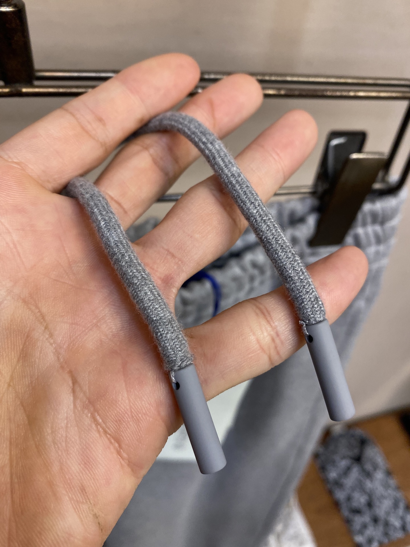 （裤子）🌟🌟BBR、棉质格纹贴花慢跑裤
  
面料
选用轻盈的翻面绒棉质面料，以棉纤维为主要原料，正面是