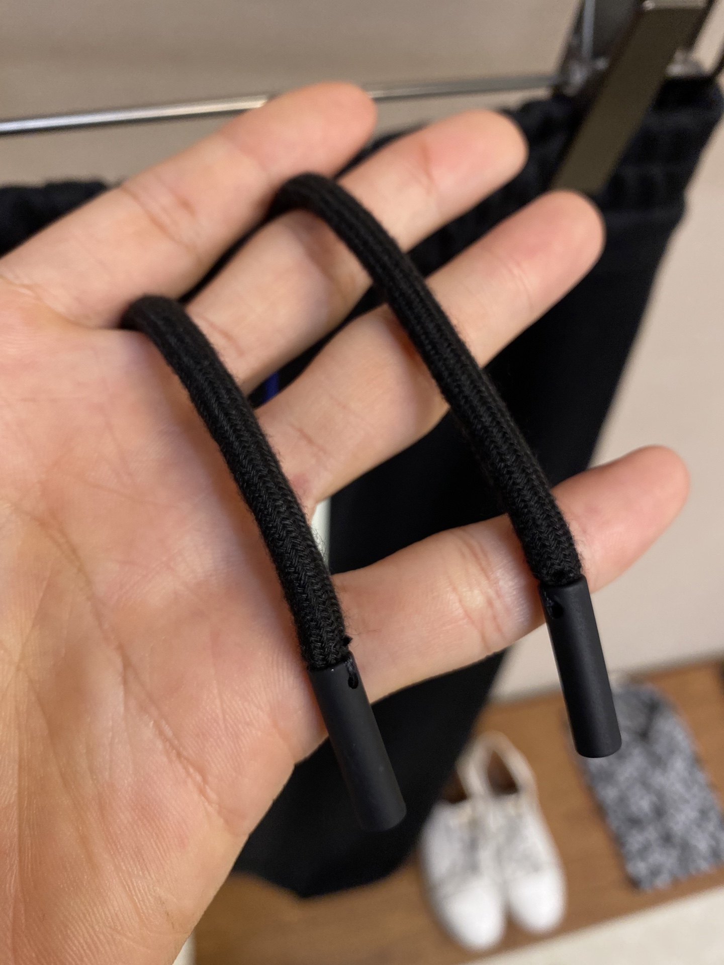 （裤子）🌟🌟BBR、棉质格纹贴花慢跑裤
  
面料
选用轻盈的翻面绒棉质面料，以棉纤维为主要原料，正面是