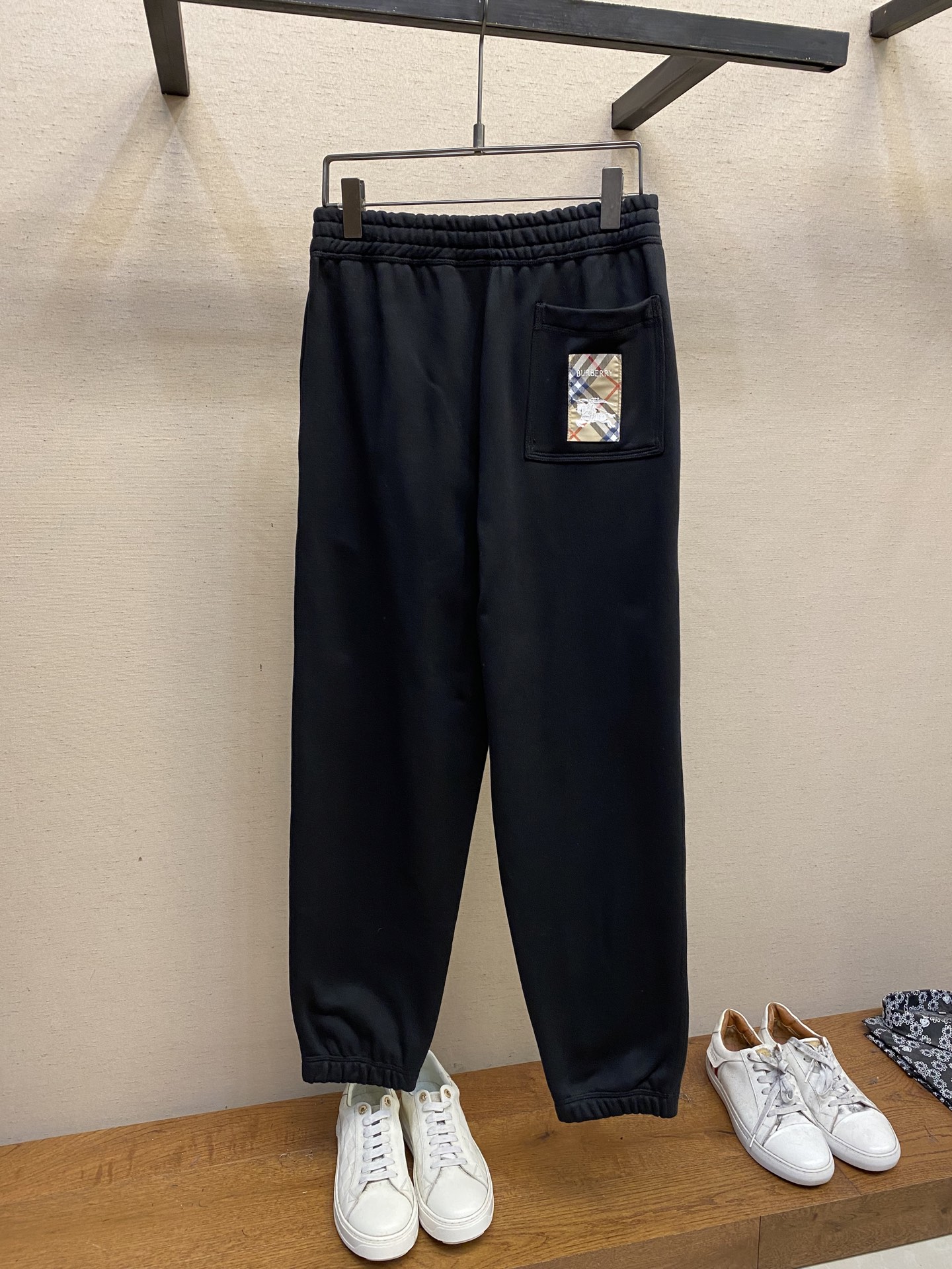 （裤子）🌟🌟BBR、棉质格纹贴花慢跑裤
  
面料
选用轻盈的翻面绒棉质面料，以棉纤维为主要原料，正面是