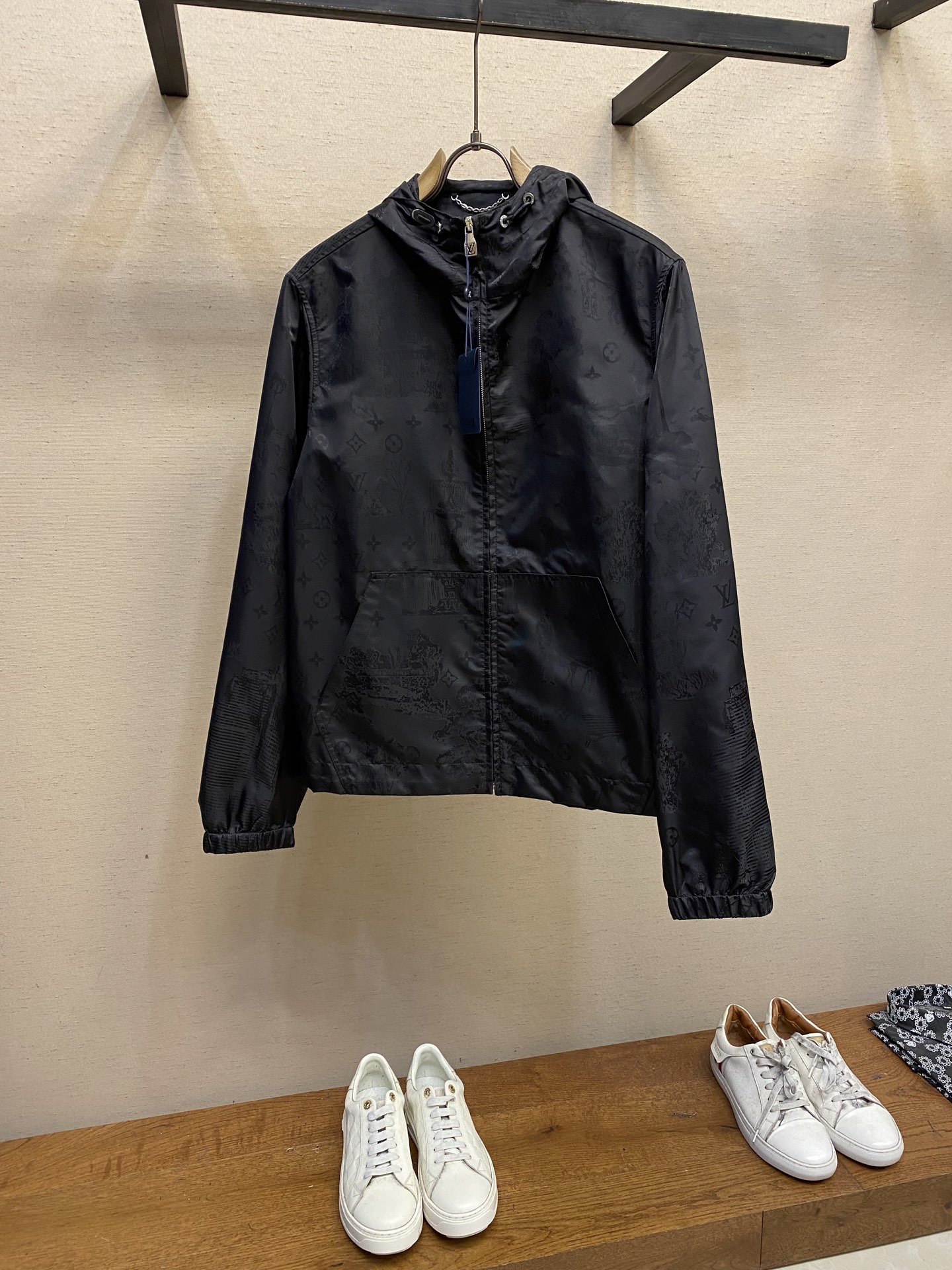 NO:126665,1V, dog walking dark pattern jacquard jacket adopts 50D nylon Oxford jacquard fabric, yarn is made of triangular glossy filaments, original scanning flower pattern, 85CM large full-flow circular flower pattern, high-speed rapier woven embryo fabric, front cover   insert bag is hand-cut with 2 2 reduction flower, rear cover positioning flower cut, large flower cycles lead to increased fabric usage loss, No. 5 platinum Swiss teeth opening zipper   hollow letter pull head, sheepskin material oil edge double-hole anti-slip buckle, pig nose buckle   corn   cylinder is made of white copper material, roller-plated brushed pattern light ancient silver Size 44, 46, 48, 50, Jackets & coats, sheepskin, alexander wang198609091V、遛狗暗纹提花外套 采用50D锦纶牛津纺提花面料,纱线采用三角有光长丝,原版扫描花型图案,做85CM大满幅循环花型,采用高速剑杆机织造胚布,前幅 插袋采用2 2还原花手工裁剪,后幅定位花裁剪,花型循环较大导致面料用量损耗加大,5号白金瑞士牙齿开尾拉链 镂空字母拉头,羊皮材质油边双孔防滑扣,猪鼻扣 鸡眼 圆柱采用白铜材质,滚镀拉丝花纹浅古银色 尺码44,46,48,50,,jackets & coats,sheepskin,alexander wang,Men's clothing