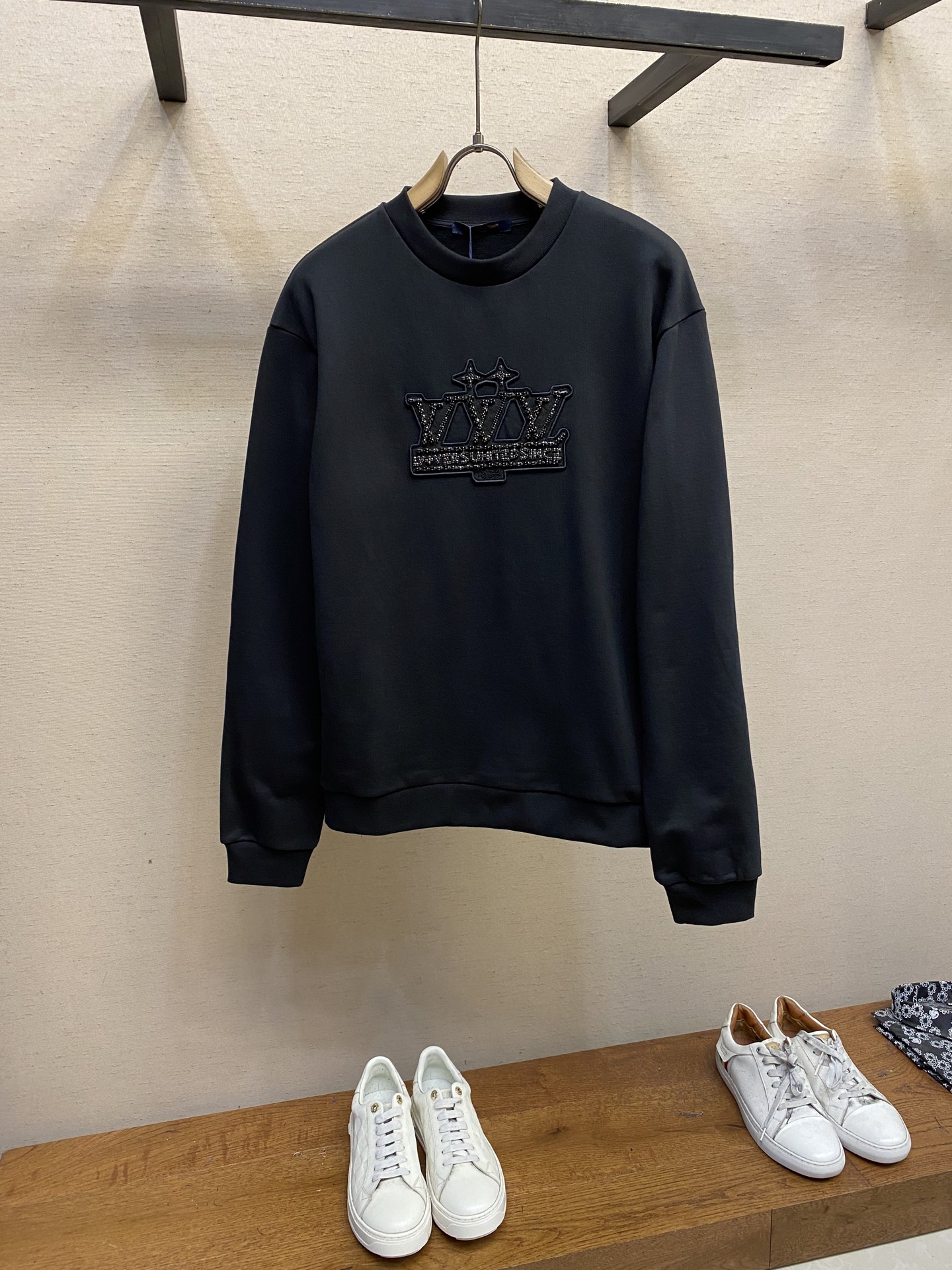 NO:126662,1V, Obsidian claw diamond sweatshirt [official website price 17545] The fabric is made of cotton 32s double strand large terry bottom sweatshirt cloth, gram weight 400g, matching 26s double yarn 1*1 horizontal plate woven thread, front page hand-picked needle sticker embroidery seal, single piece of seal is made of non-woven material, laser burns out embroidery patch, outer ring flat embroidery edge, inner bead positioning line, customized oval claw drill bottom support, two specification flat top drill, 3*7 6*6 two square diamonds, all diamonds are made of obsidian high-bright polishing material, artificial wooden frame pure hand-nail beads, single piece seal bead time reaches 3.5 small sizes XS-L,,hoodie, sweatshirts, alexander wang198609091V、黑曜石爪钻卫衣【官网价格17545】 面料采用全棉32s双股大毛圈底卫衣布,克重400g,配套26s双纱1*1横版机织造螺纹,前幅手工挑针贴绣花章仔,章仔采用无纺布材料,激光烧花出绣花贴布,外圈平绣包边,内里走珠子定位线,定制椭圆爪钻底托,两种规格平顶钻,3*7 6*6两种方形钻,钻石全部采用黑曜石高亮抛光材料,人工上木架纯手工钉珠,单件章仔钉珠时间达到3.5个小 尺码XS-L,,hoodie,sweatshirts,alexander wang,Men's clothing