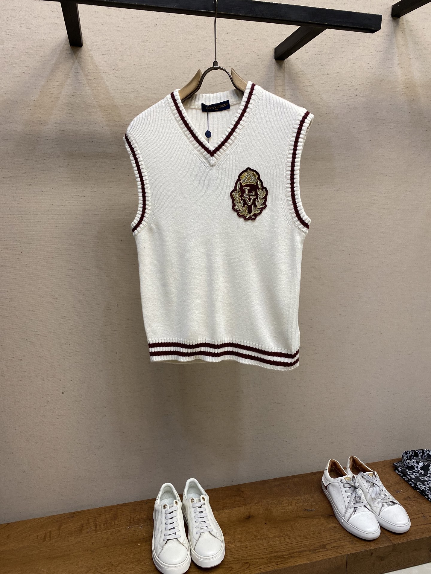 NO:126668,1V, 2025ss Decorative Details Wool Vest This wool knitted vest is decorated with gorgeous decorative thread embroidered LVCrown stickers, embellishing the college-style stripes on the ribbed edges, revealing the elegant tradition of dog walking gentlemen in Westminster, London Size XS-L,,louis vuitton,alexander wang198609091V、 2025ss 装饰细节绵羊毛马甲 本款绵羊毛针织马甲以华美装饰线刺绣LVCrown贴饰,为罗纹边缘点缀学院风格条纹,道出伦敦威斯敏斯特区遛狗绅士的优雅传统 尺码XS-L,,louis vuitton,alexander wang,Men's clothing