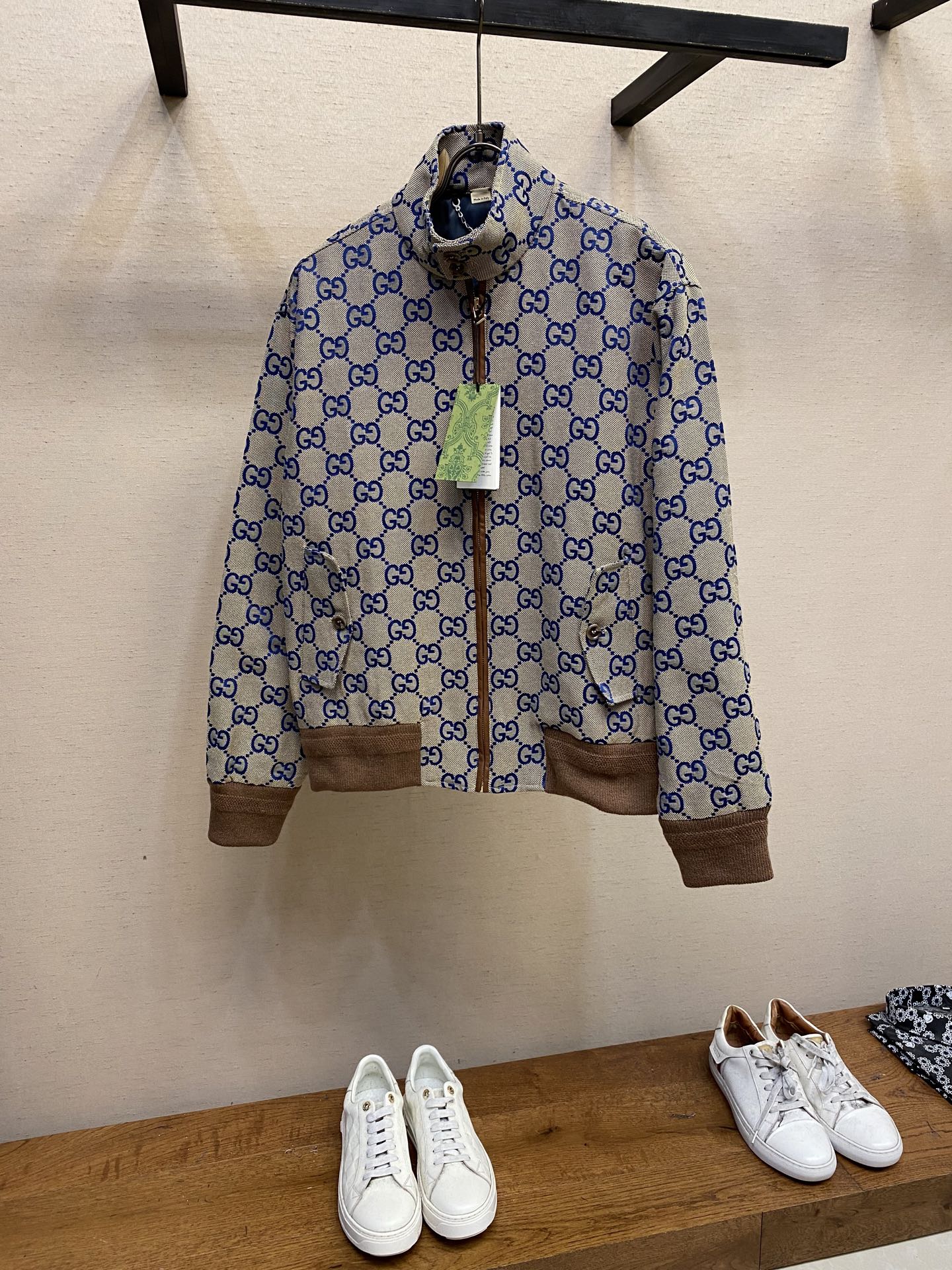 NO:126670,Gucci, a new classic canvas jacquard GG casual zipper jacket, the series has launched a commemorative jacket with a strong sense of recognition. The button turtleneck design can also be folded on the edges. The customized beige and blue GG canvas jacquard design is beige and blue, with ingenious incorporation of brown ribbed piping, the cuffs and hem set-knit matching wool threads, and the zippered brown leather piping adds charm to the design!  With inner lining, full quality, suitable for spring, autumn and winter external wear! Size XS-L, gucci, jackets & coats, jackets & coats, alexander wang19860909Gucci、新款经典帆布提花GG休闲拉链夹克外套,系列推出识别感极强的纪念款夹克,饰纽扣高领设计也可叠边做开领,订制米色和蓝色GG帆布提花设计采用米色和蓝色配色设计,匠心融入棕色罗纹滚边,袖口及下摆定织配套毛织螺纹,拉链边棕色皮革滚边为设计增添魅力！有内里衬,全品相、适合春秋冬外搭! 尺码XS-L,,gucci,jackets & coats,jackets & coats,alexander wang,Men's clothing