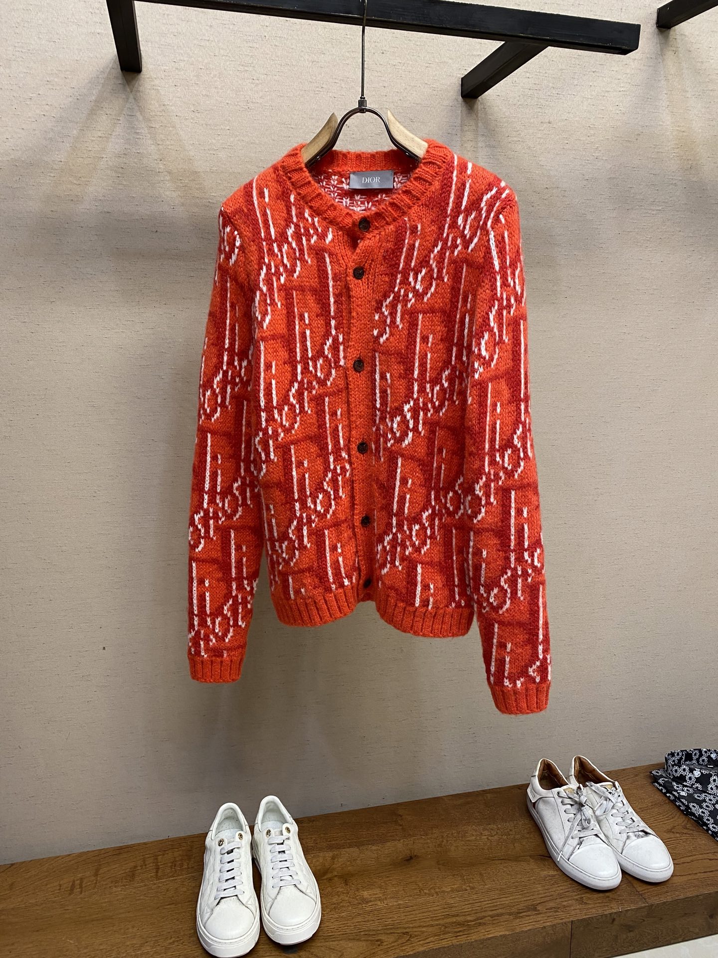 NO:126658,Dior, 25ss Early spring new letter jacquard color-blocking mohair sweater fashionable men's and women's cardigan sweater Top brushed mohair imported from Italy took a month to customize yarn with custom yarn. There is no spot on the market. It contains elastic mohair, which requires color setting. The effect is very uniform. Although the cost of yarn is much higher, the cost of yarn is very low and the loss is very large!  Many requirements for speed and cost in the market will be directly weaved. There are differences in color and fluffy!  The thickness of this wool material is pure and high-quality. You can understand it by looking at the details. The quality is quite good. Size XS-L, dior, sweaters, alexander wang19860909Dior、25ss 早春新款字母提花拼色马海毛针织衫时尚男女开衫毛衣 顶级拉绒马海毛 意大利进口材质光定做纱线就耗了一个月时间拉绒马海毛特种纱线 市场上没有现货 其中含有弹力马海毛 都需要定色 效果非常均匀还原成本虽然高很多 纱线的支数都很低 损耗很大！市场上很多要求速度和成本都会直接混着织 颜色跟蓬松感都有区别！这种毛料的厚度感 纯纯的高品相 看细节就懂得 品质相当好 尺码XS-L,,dior,sweaters,alexander wang,Men's clothing