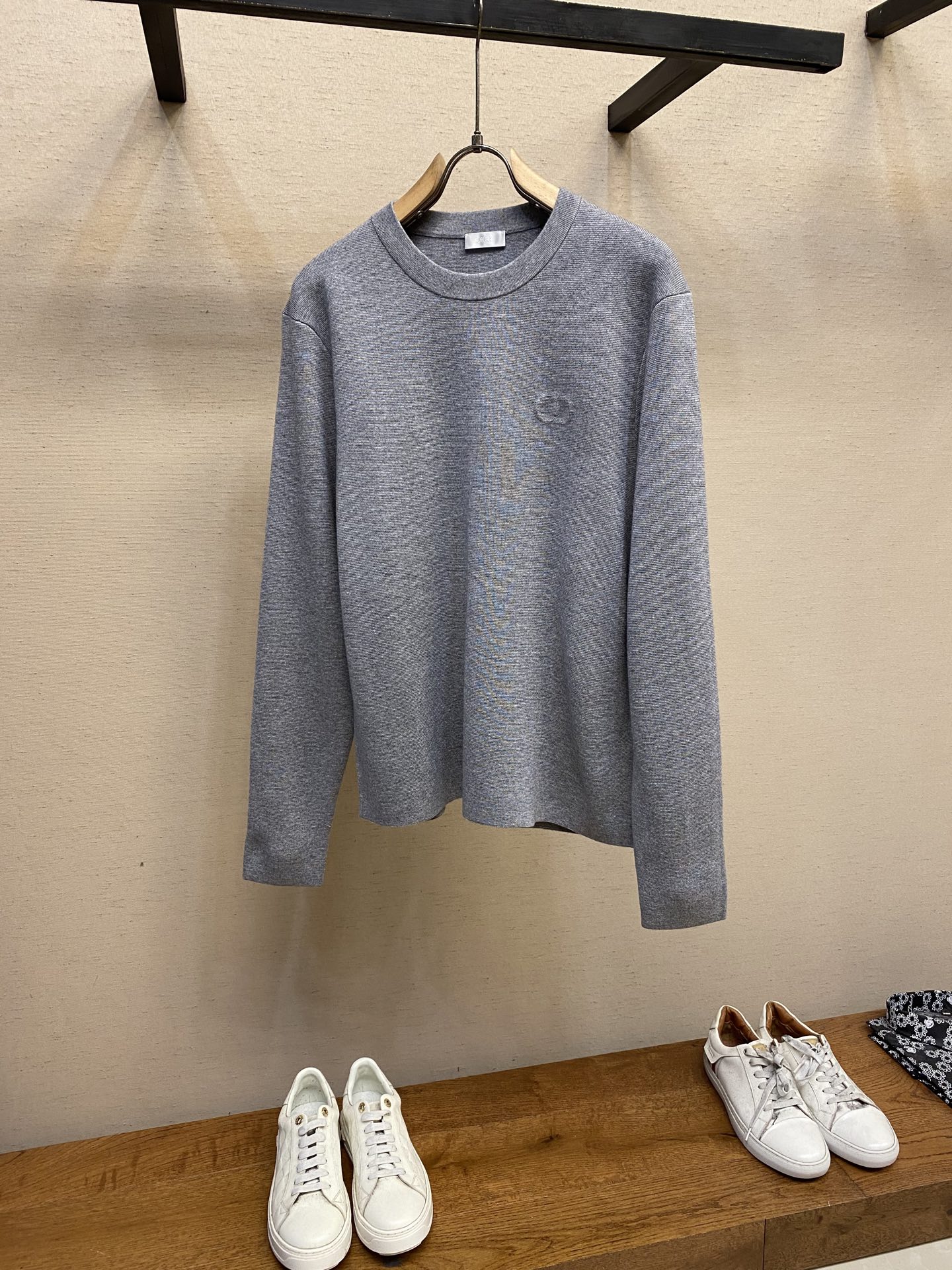 NO:126676,Dior, sweater, this CD Icon sweater is a new knitted item, which is a model that highlights Dio's exquisite craftsmanship. It is carefully crafted with wool knitted fabric, and the chest is decorated with CD Icon gravure embroidery and round neck design, making it more casual. It is warm and practical, and can be worn with a T-shirt. Size S-XL Colors Gray, Black, Dior, Tees, t-shirt, alexander wang19860909Dior、针织衫,这款 CD Icon 针织衫全新演绎针织单品,是彰显Dio 精湛工艺的典范之作.采用绵羊毛针织面料精心制作,胸前饰以 CD Icon 凹印刺绣,圆领设计,更显休闲. 保暖实用,可与T恤叠搭穿着. 尺码S-XL 颜色灰色,黑色,,dior,tees，t-shirt,alexander wang,Men's clothing