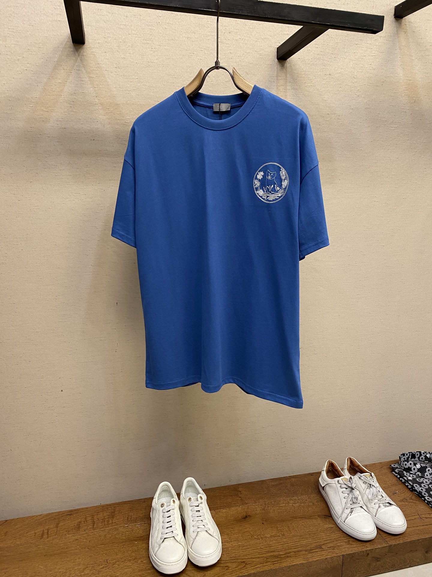 NO:126679,Dior and Dior 25SS new chest cat pattern printed round neck casual T-shirt for men and women. Regular style, 270g wash cotton, 36 double yarns are stable, tight and thick. Four-wire dense edges, double-wire collar edges, double-needle chain bottom edges, front embroidery, fine workmanship, complete three standards. Size S-XL Color blue, white, dior, T-shirt, tees, t-shirt, alexander wang19860909Dior、迪奥25SS新款胸前猫猫图案印花圆领休闲T恤男短袖女 常规版型,270g洗水棉,36支双纱平稳,紧密挺厚手感.四线密边,双线领冚边,双针锁链底包边包线,前幅刺绣,做工精细,三标齐全. 尺码S-XL 颜色蓝色,白色,,dior,T-shirt,tees，t-shirt,alexander wang,Men's clothing