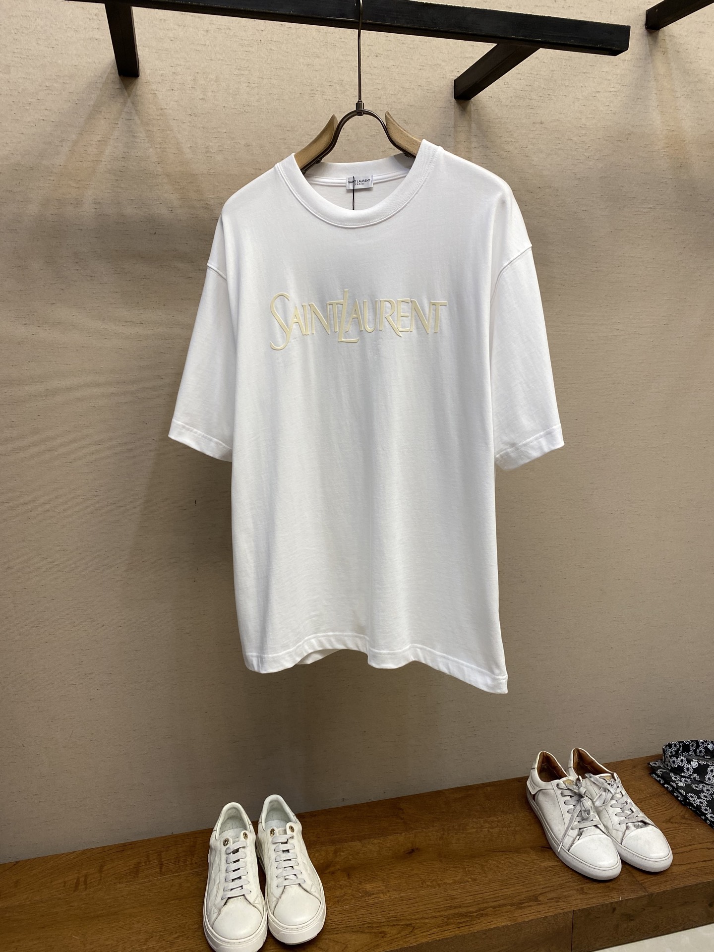 NO:126661,YSL Saint Laurent new black cotton short-sleeved T-shirt with flocked print logo loose style for chest same style for men and women High-quality pure cotton fabric with very soft and lightweight skin-friendly imported ribbed neckline without deformation Size S, M, L Color black, white, saint laurent,saint laurent,T-shirt,tees, t-shirt,alexander wang19860909YSL圣罗兰新款 黑色纯棉短袖T恤 胸前植绒印花Logo宽松版型 男女同款 高品质纯棉面料 手感非常柔软轻薄亲肤 进口罗纹领口不变形 尺码S,M,L 颜色黑色,白色,,saint laurent,saint laurent,T-shirt,tees，t-shirt,alexander wang,Men's clothing