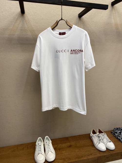 T-shirt Gucci en coton blanc avec logo imprimé - Collection unisexe de luxe 1 T-shirt Gucci en coton blanc avec logo imprimé - Collection unisexe de luxe