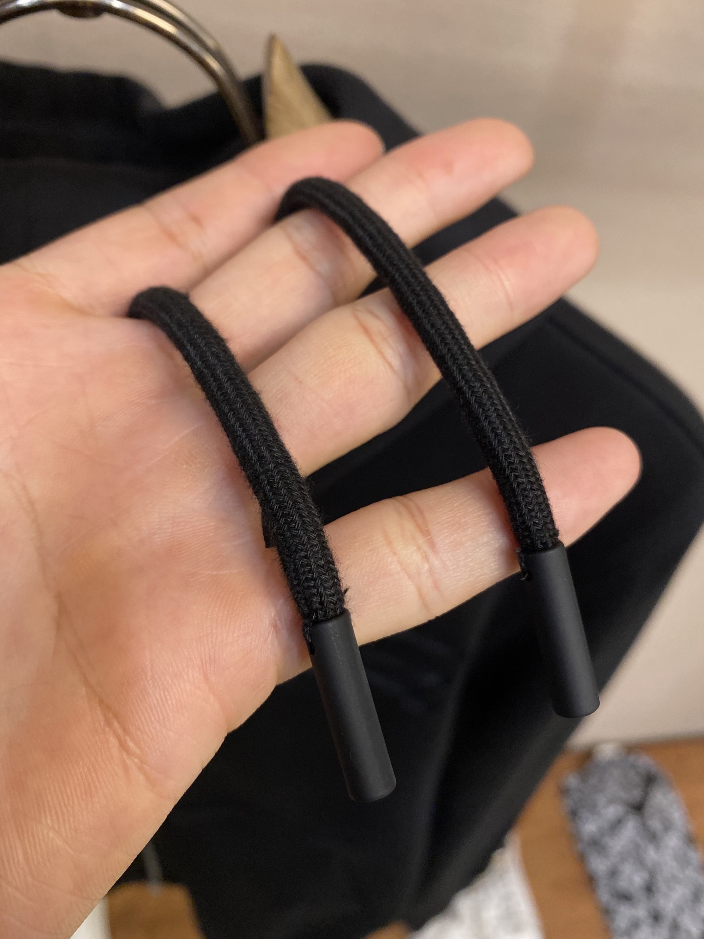 （外套）🌟🌟BBR、棉质拉链连帽衫

产品选用厚质平织棉面料打造，棉纤维是天然材料，故环保健康.它结构紧