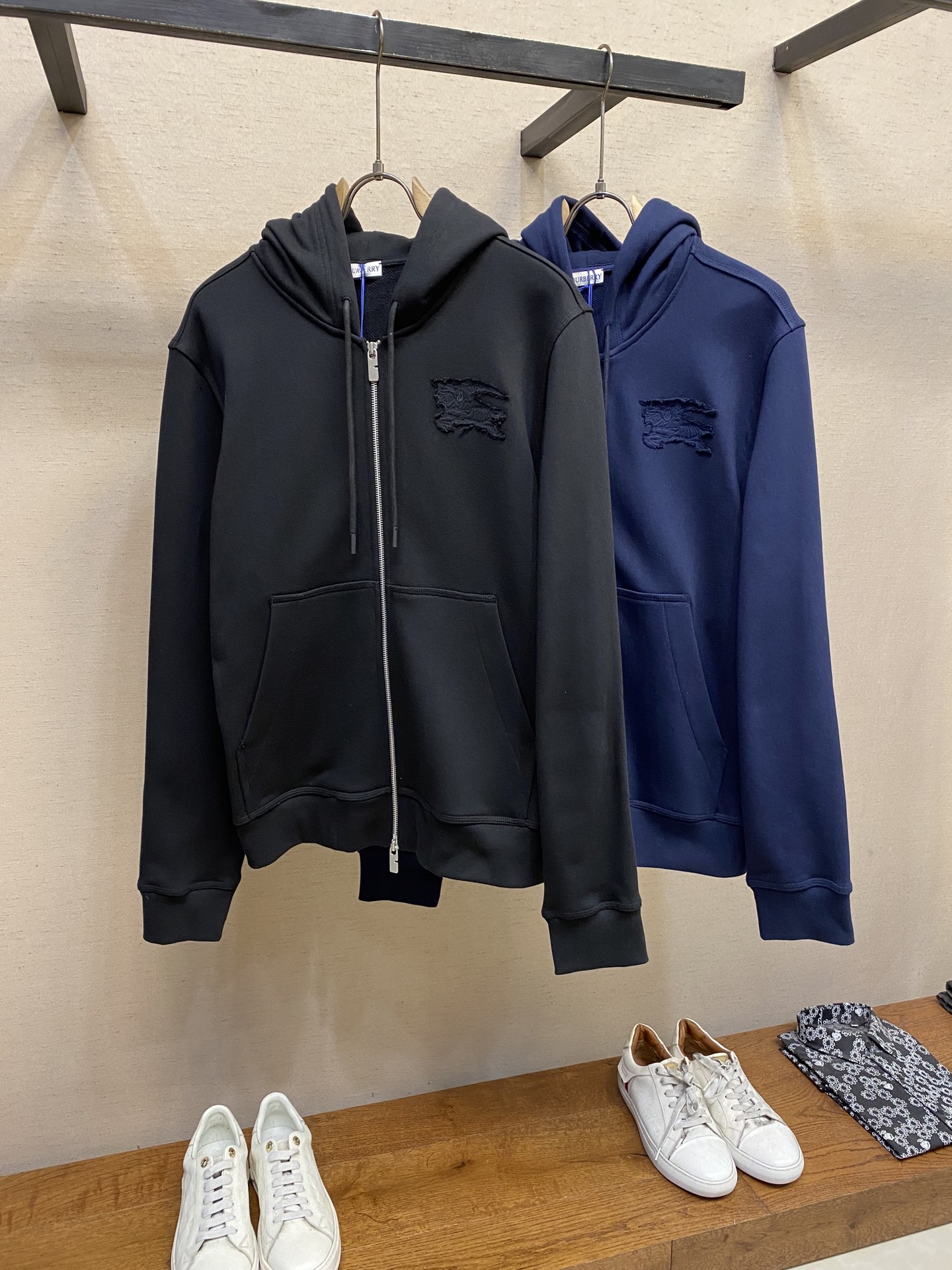 （外套）🌟🌟BBR、棉质拉链连帽衫

产品选用厚质平织棉面料打造，棉纤维是天然材料，故环保健康.它结构紧