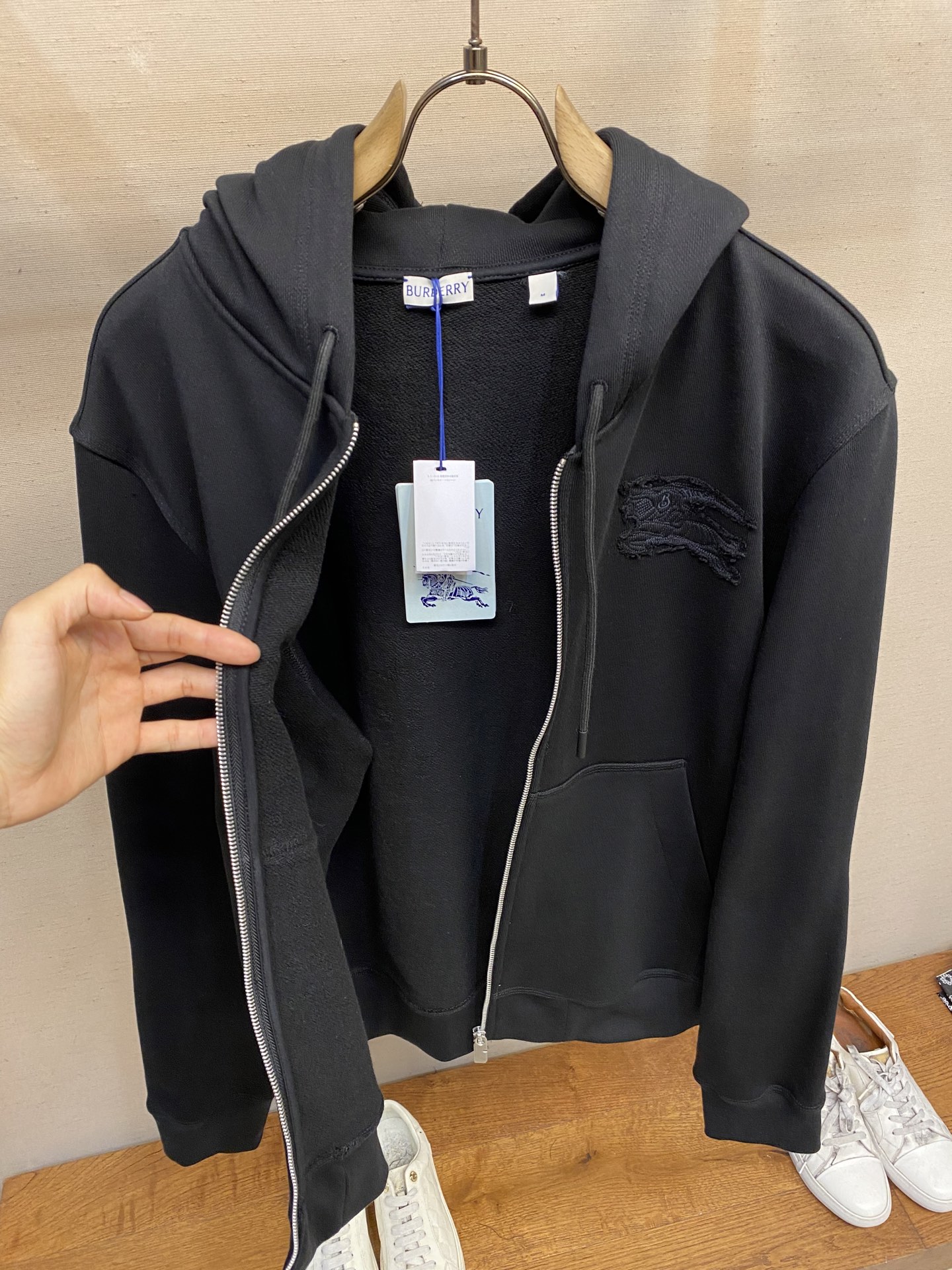 （外套）🌟🌟BBR、棉质拉链连帽衫

产品选用厚质平织棉面料打造，棉纤维是天然材料，故环保健康.它结构紧