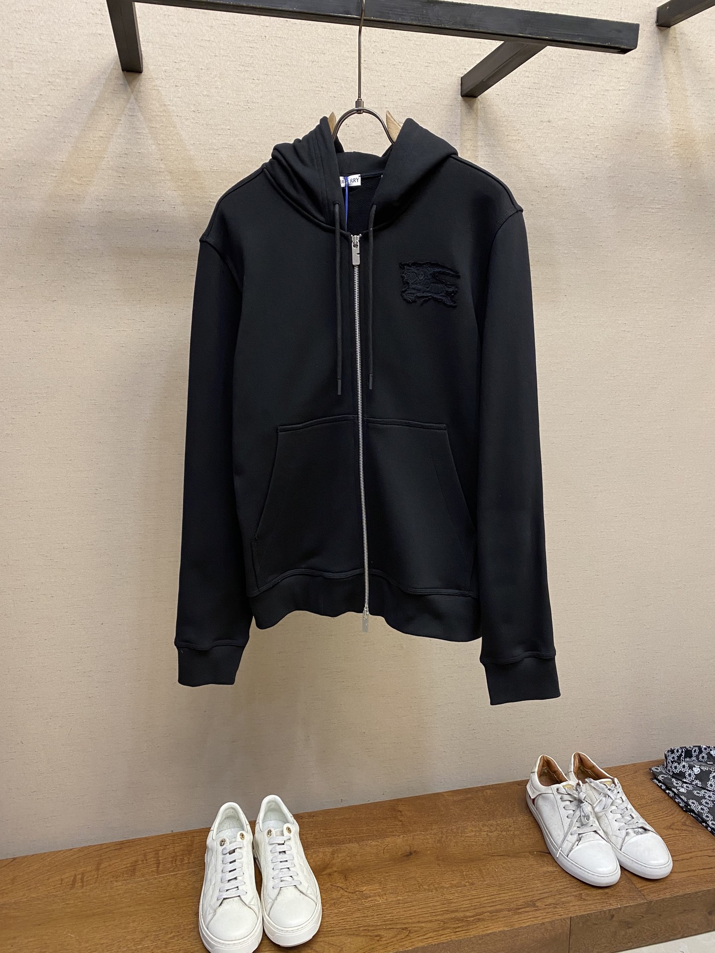 （外套）🌟🌟BBR、棉质拉链连帽衫

产品选用厚质平织棉面料打造，棉纤维是天然材料，故环保健康.它结构紧