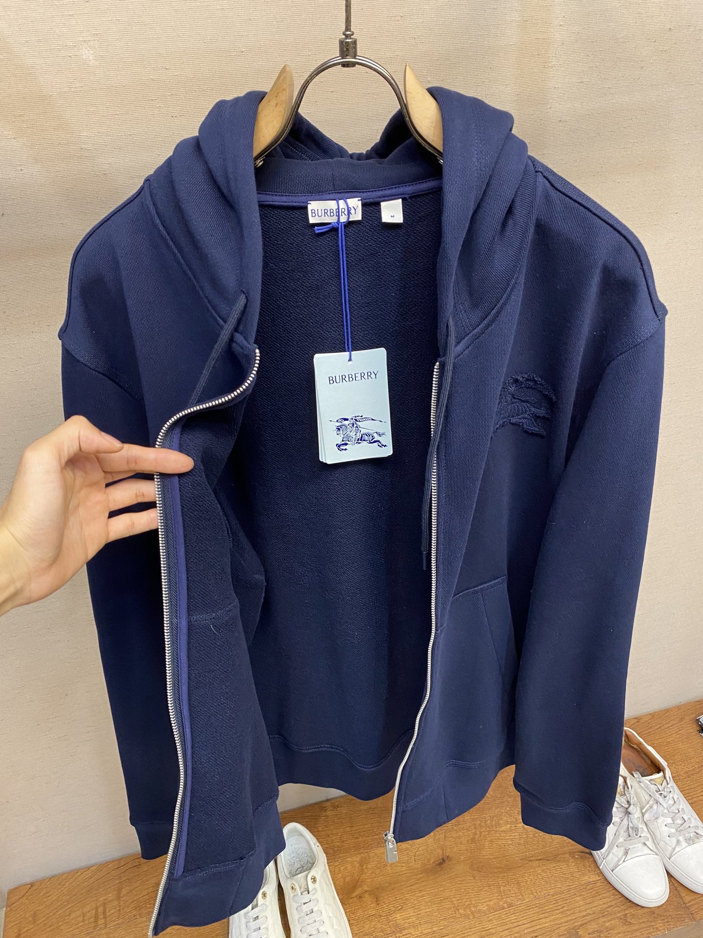 （外套）🌟🌟BBR、棉质拉链连帽衫

产品选用厚质平织棉面料打造，棉纤维是天然材料，故环保健康.它结构紧