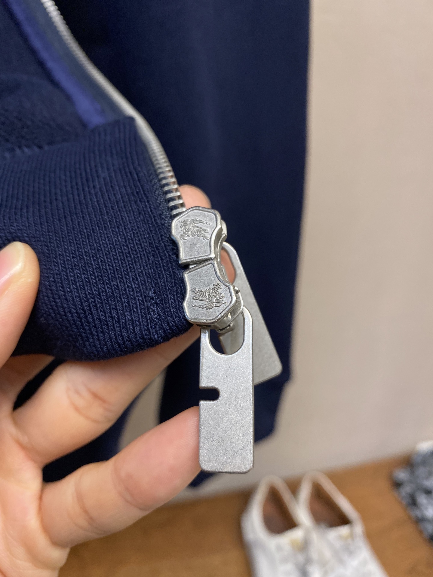 （外套）🌟🌟BBR、棉质拉链连帽衫

产品选用厚质平织棉面料打造，棉纤维是天然材料，故环保健康.它结构紧