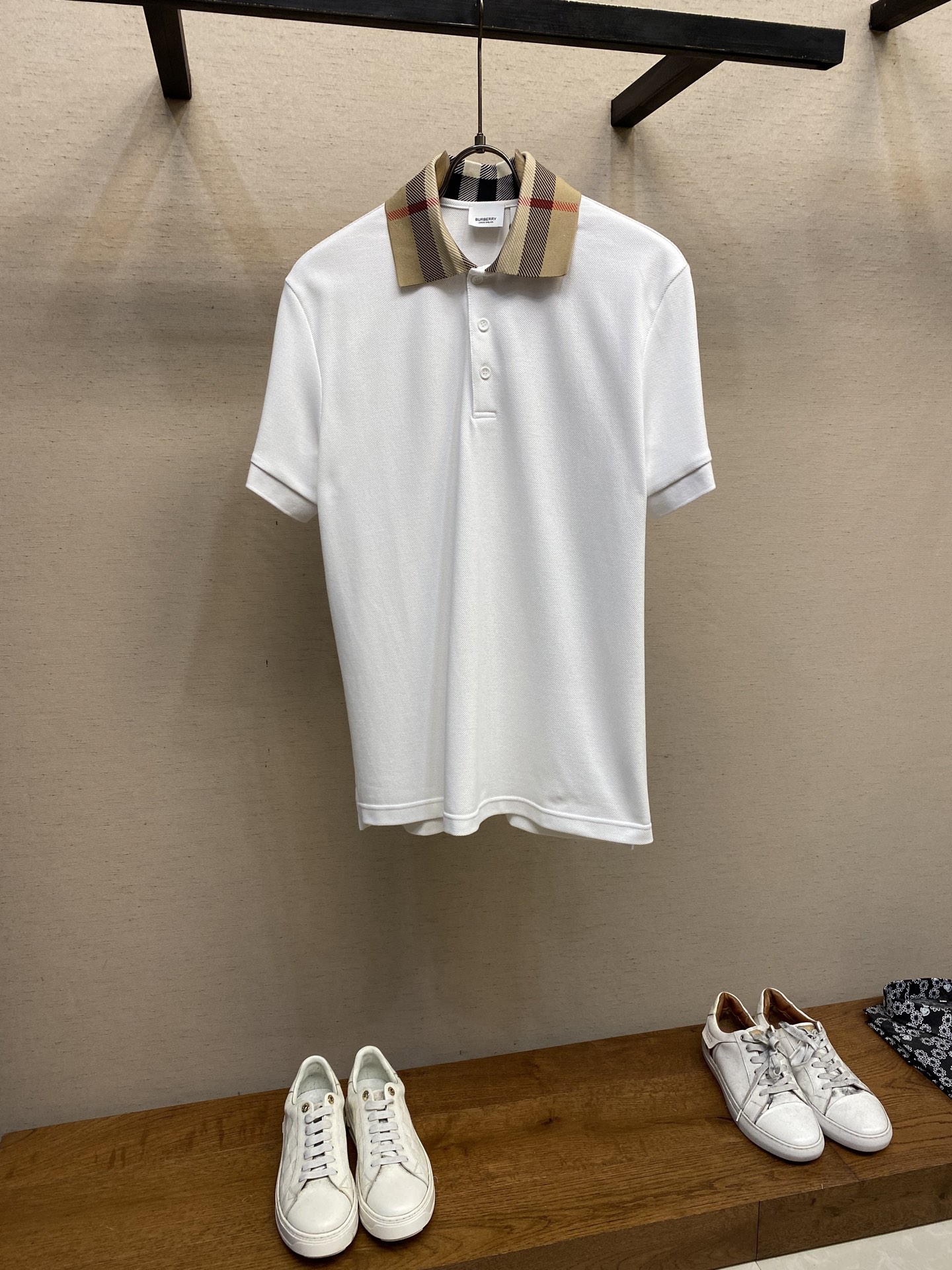 NO:144440,BBR and BURBERRY cotton POLO shirt fabric fabric is made of cotton beaded mesh fabric, which is breathable, and the beaded mesh structure gives it a unique texture, enhancing texture. Moisture and sweat, maintaining comfortable wear. The classic POLO shirt style with BUR's classic plaid jacquard collar highlights the brand recognition. One comparison is the custom button plaid, and the plaster uses double-layer fabric to increase durability. The shoulders are made of double-needle edge-covering technology, which is better fixed and not easy to delineate. The cuffs are elastic thread knitted, and the threads are woven by a double-needle machine. The threads are clear and elastic. It fits the arms better and does not easily deform. The two sides of the hem are slit, and the classic design is made of long front and short back, which improves the comfort of sports and enhances the clothing style. The overall hem is sewn with double-needle to ensure firmness. Size S-XL  Color black, white, burberry,alexander wang19860909BBR、BURBERRY棉质POLO衫 面料棉质珠地网眼布面料打造,透气性好,珠地网眼结构赋予了它独特的纹理,提升质感.吸湿排汗,保持穿着舒适 工艺和细节经典的POLO衫款式加上BUR经典的格纹提花领,凸显品牌辨识度. 一比一定制纽扣开襟,门襟使用双层布料,增加耐用性.肩部采用双针包边工艺,更好的固定,不易脱线.袖口采用弹性螺纹针织,双针机编织的螺纹,螺纹清晰,弹性十足 更好的贴合手臂,不易变形.下摆两侧开叉,做了前长后短的经典设计,提升了运动舒适度,增强服装版型,下摆整体使用双针缝制确保牢固. 尺码S-XL 颜色黑色,白色,,burberry,alexander wang,Men's clothing