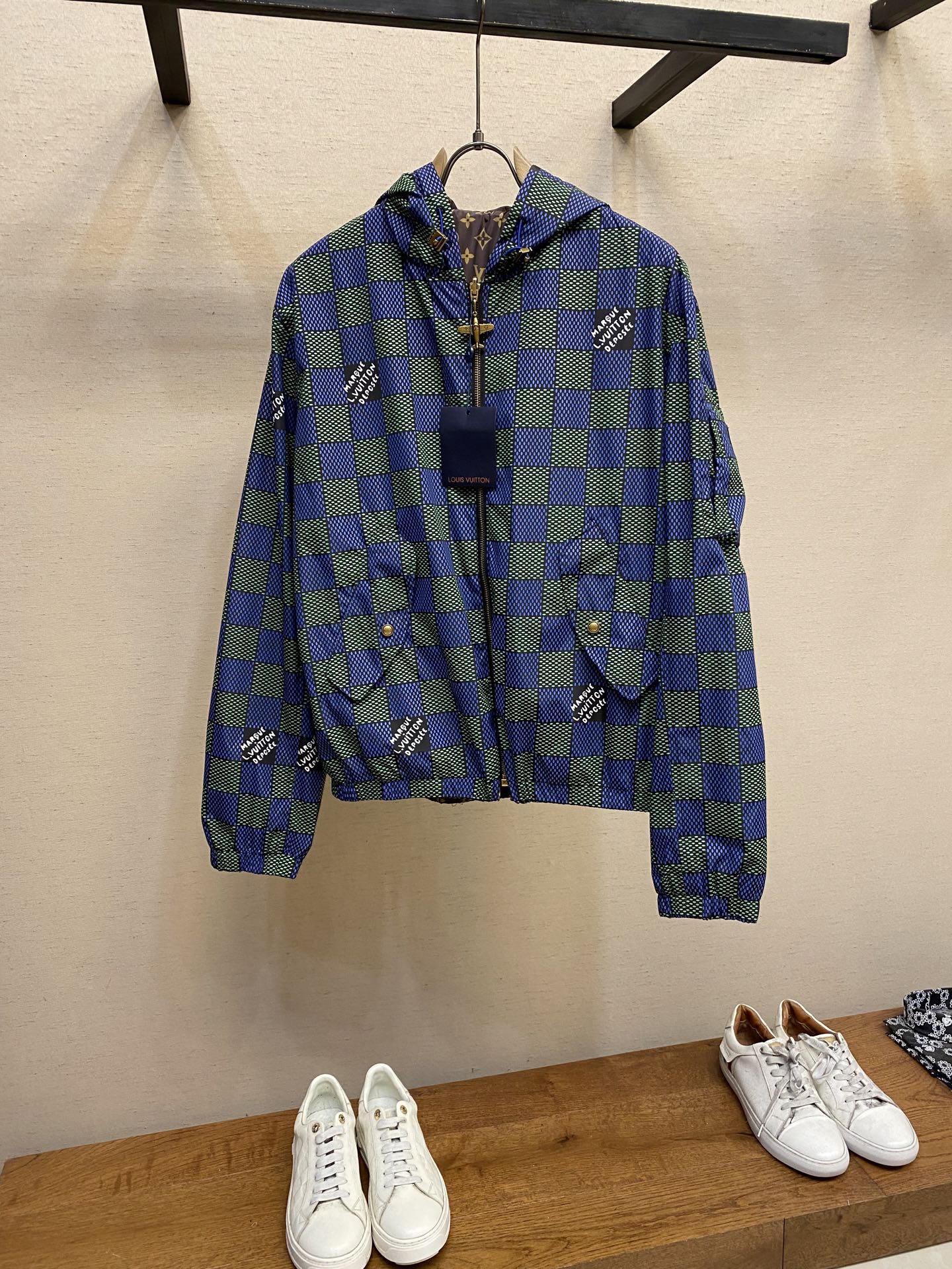 NO:746933,LV Louis Vuitton family men's fashion lightweight double-sided jacquard jacket, Hong Kong channel product, high-end tasting grade product, official counter display, 25th early spring new product, star-level hot style!  The overall design style has a strong Fei Dong label, and the appointment of creative director Pharrell Williams has injected new elements. The body of the garment uses the archive logo Marque L. Vuitton DéPosée and classic checkerboard pattern elements, which are perfectly mixed and fused to shape. The recognition is quite distinct, with a profound fashion charm, and it is also a soulful expression!  The overall shape adopts a double-sided combination design. One side uses classic checkerboard elements, a very recognizable yarn-dyed pattern with a strong retro fashion tone, and one side has the iconic signature presbyopic elements. The pattern design on both sides highlights the brand identity and is a soul-like embellishment!  This model is dominated by fabrics and technology. Japan's Toray Company customizes high-tech functional fabrics with excellent windproof and waterproof properties, which can effectively block wind and rain. After special processing, it has excellent wrinkle resistance and wear resistance, and at the same time has excellent breathability. The texture is extremely delicate and slightly smooth, and there is no doubt about the comfort!  The details are exquisite and the accessories are all customized. The unique bronze zipper is a plus. The stylish hooded design has a full upper body. It is a jacket that can easily highlight your temperament and taste. The fashionable shape design provides strong shaping. It can be used for both urban business commuting and leisure. It can easily control various body shapes. It is an item that meets the needs of the transitional season!  Size M-3XL,,louis vuitton,louis vuitton,jackets & coats,jackets & coats,hats,19860909LV 路易威登家族男士时装款轻便双面提花夹克外套,香港洋行渠道货,高端品鉴级产物,官柜主推展示,25年早春新品,明星级爆款！ 整体的设计风格有着强烈的菲董标签,创意总监Pharrell Williams的上任注入了全新的元素,衣身运用了典藏标识Marque L. Vuitton DéPosée及经典棋盘格图案元素,完美混搭融合塑造,辨识度颇为鲜明,颇具深厚的时装韵味,同时亦属于灵魂式的彰显！ 整体采用造型采用双面组合设计,一面运用了经典棋盘格元素,非常具有辨识度的色织图案,颇浓浓的复古时髦腔调,一面为标志性招牌老花元素,两面图案设计皆彰显了品牌身份,属于灵魂式的点缀！ 以面料和工艺为主导的款,日本东丽公司订制高科技功能性面料,具备卓越的防风防水属性,能够有效阻挡风雨侵袭,经过特殊工艺处理,有着优良的抗皱性和耐磨性,同时又兼具优越的透气性,质感极为细腻略带光滑,舒适性方面毋庸置疑！ 细节精湛考究,辅料皆为专属定制,个性十足的古铜拉链非常加分,时尚连帽的设计,上身型款十足,极易凸显气质品味的一款夹克,时髦造型设计提供了极强的塑造性,都市商务通勤与休闲兼备,轻松驾驭各种身型,符合穿搭符合过渡季的需求单品！ 尺码M-3XL,,louis vuitton,louis vuitton,jackets & coats,jackets & coats,hats,,Men's clothing