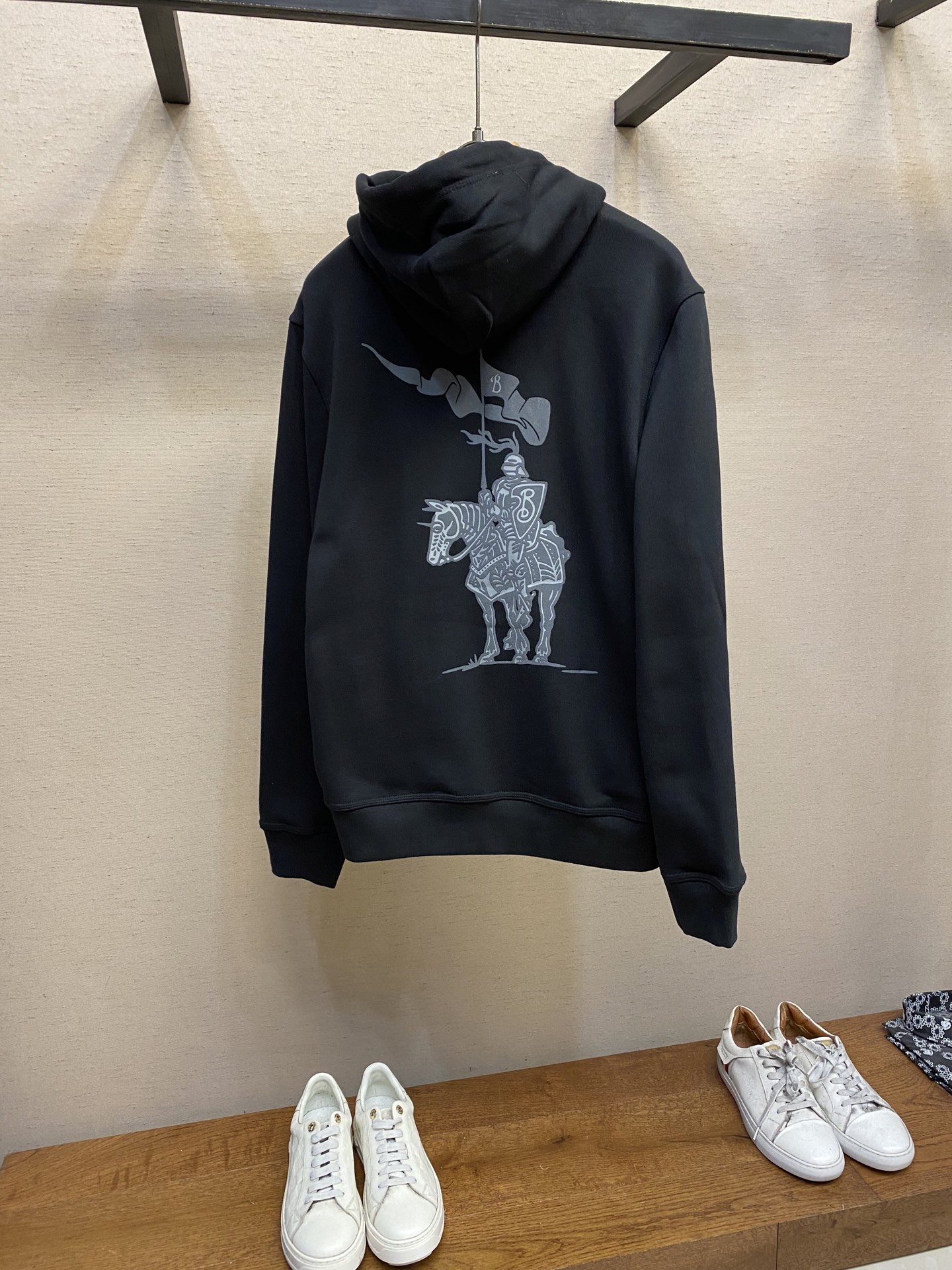 （外套）🌟🌟BBR、BURBERRY马术骑士徽标棉质拉链连帽衫


面料选择采用轻盈翻面绒棉质面料，一面