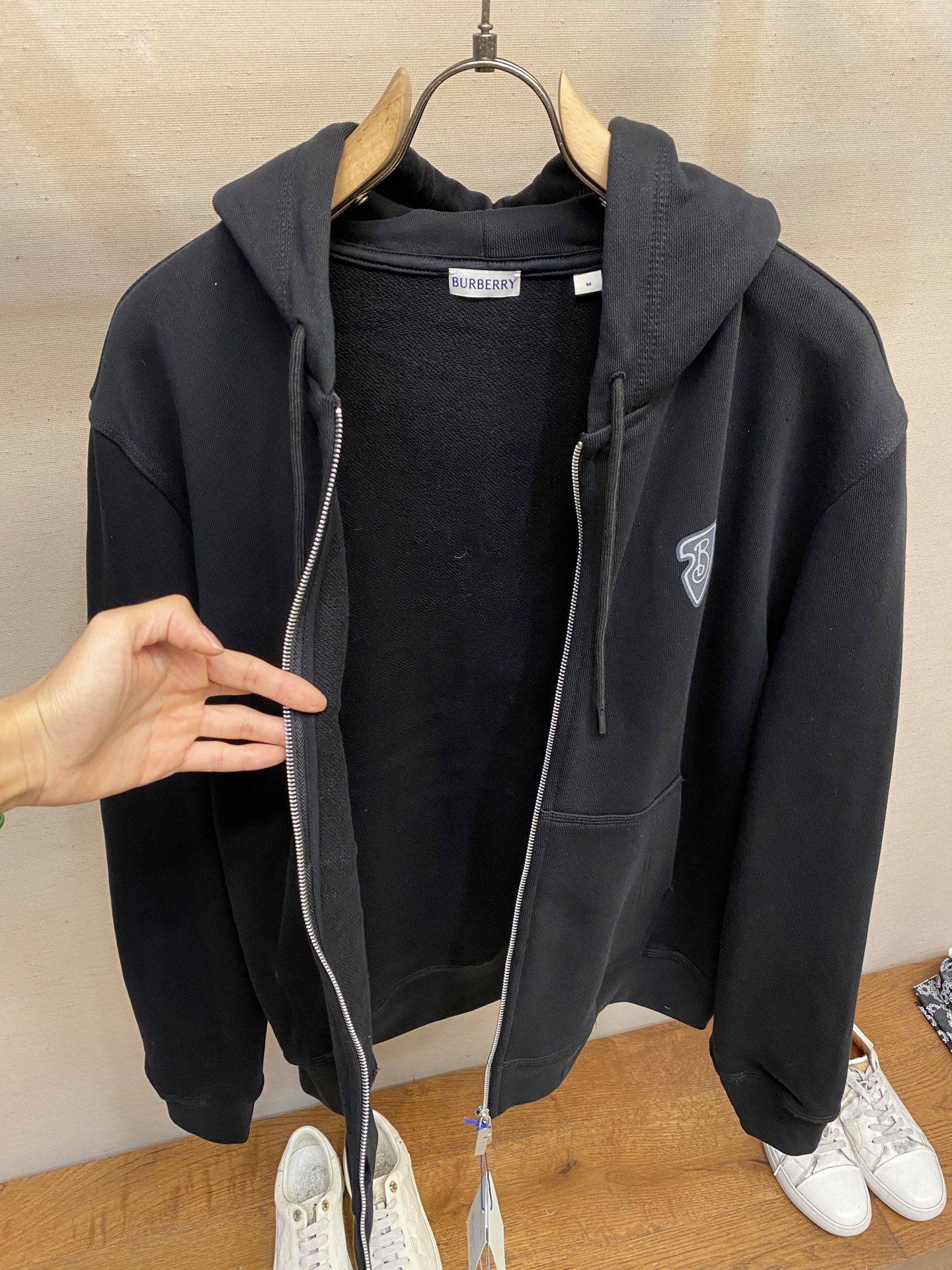 （外套）🌟🌟BBR、BURBERRY马术骑士徽标棉质拉链连帽衫


面料选择采用轻盈翻面绒棉质面料，一面