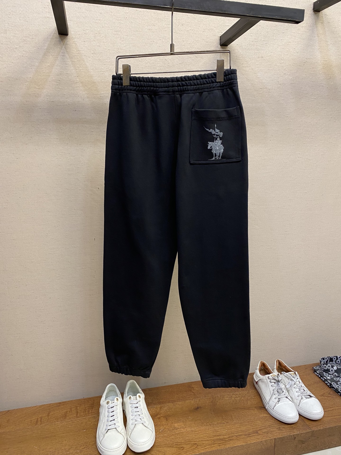 （裤子）🌟🌟BBR、BURBERRY棉质慢跑裤


选用轻盈的翻面绒棉质面料，以棉纤维为主要原料，正面是