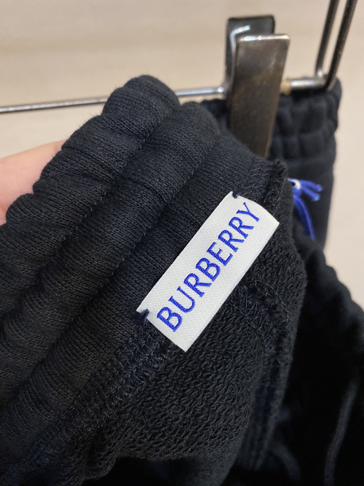 （裤子）🌟🌟BBR、BURBERRY棉质慢跑裤


选用轻盈的翻面绒棉质面料，以棉纤维为主要原料，正面是