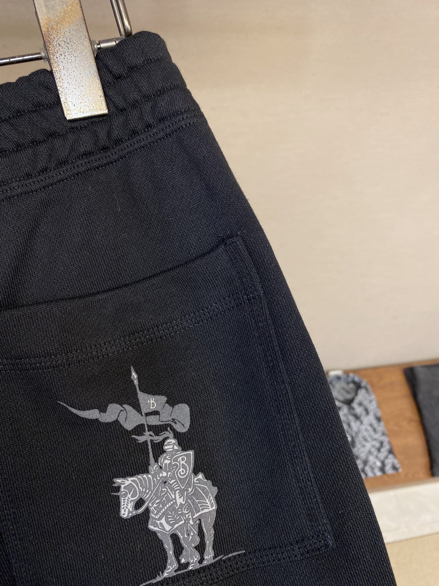 （裤子）🌟🌟BBR、BURBERRY棉质慢跑裤


选用轻盈的翻面绒棉质面料，以棉纤维为主要原料，正面是