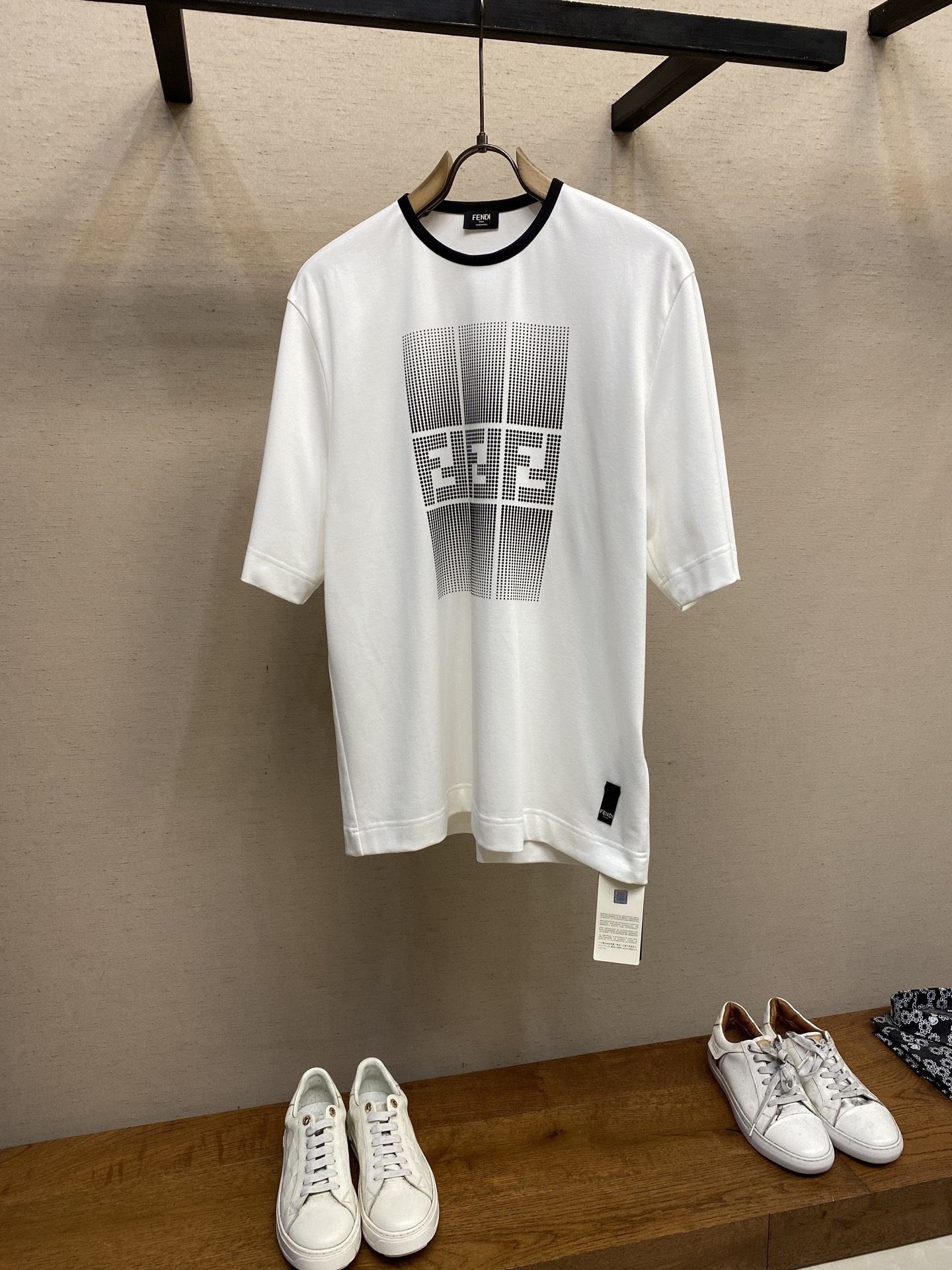 NO:127680,Fendi, new pure cotton round neck loose short sleeves Customized logo embossed webbing ribbed gradient grain printing Pure cotton fabric comfortable and breathable, same style for men and women Loose style Size S-XL, fendi, T-shirt, alexander wang19860909Fendi、新款纯棉圆领宽松短袖 定做logo压花织带罗纹 渐变颗粒感印花 纯棉面料舒适透气 男女同款 宽松版型 尺码S-XL,,fendi,T-shirt,alexander wang,Men's clothing