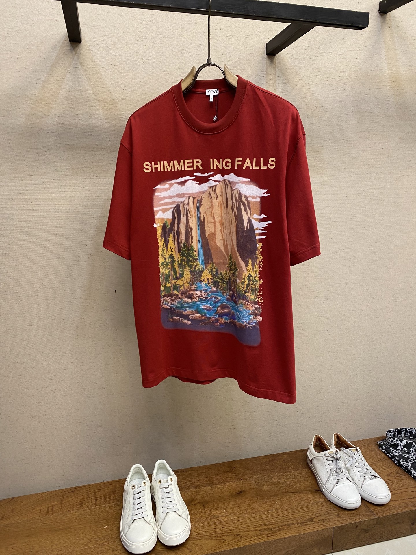 NO:127678,Loewe and Luo Yiwei maroon round neck loose short sleeves Landscape digital direct-shot printing process Magnetic upper body looks white, LOGO letters on the back are exquisite embroidery, same style for men and women Size S-XL, loewe,loewe,T-shirt,alexander wang19860909Loewe、罗意威枣红色圆领宽松短袖 风景数码直喷印花工艺 枣红色上身巨显白 背面LOGO字母精致刺绣 男女同款 尺码S-XL,,loewe,loewe,T-shirt,alexander wang,Men's clothing