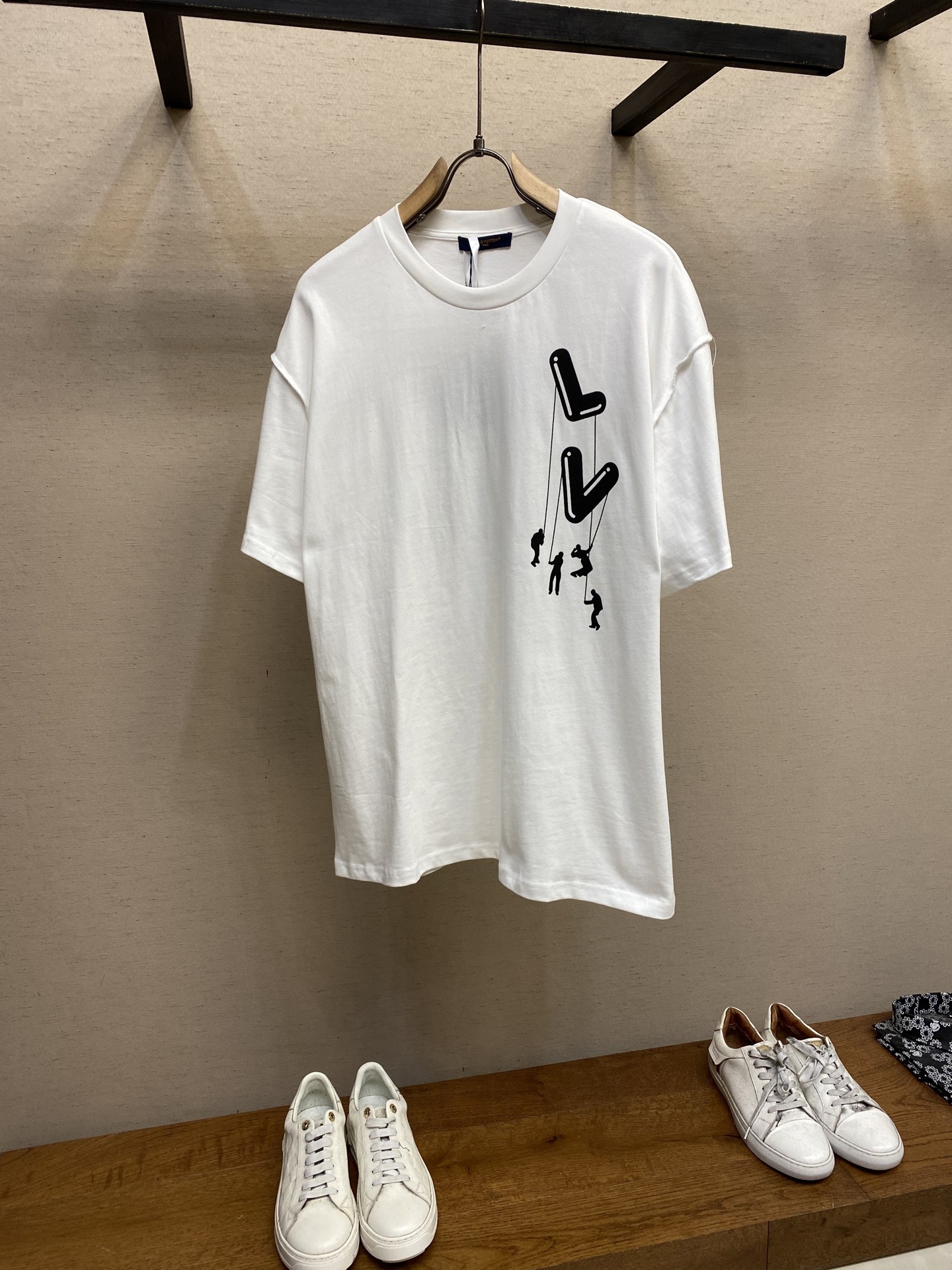 NO:127686,1V Paratrooper character letter printed T-shirt 40S/2 light soft cotton strand jersey cloth weighs 240g. The embryo cloth is made of pre-shrink   finished cloth dust-free wool process. It is matched with 60ss mercerized cotton 1*1 horizontal machine flat collar rib. LV unique style classic anti-round collar basic style design. It is a fitting cut. It is a little loose and casual. The shoulder line falls a little bit more than the fitting style. The upper body is more prominent and relaxed. The back collar sticker can more effectively maintain the neckline not easily deformed after multiple continuous washing. Extend service life. The same style for men and women. Full set of wash water marks are customized. Three-label tag equipment. Size S-XL,,louis vuitton,tees,t-shirt,alexander wang198609091V 伞兵人物字母印花T恤 40S/2光柔棉股线平纹布 克重240g 胚布做烧毛预缩 成品布无尘蚀毛工艺处理 搭配60ss丝光棉1*1横机织扁机领罗纹 LV独特风格经典反圆领基础版型设计 属于合身剪裁 略微偏一点宽松休闲 肩线比合身款下落一点点 上身更加突出轻松随意的感觉 后领贴条可更有效维持领口在多次连续穿洗后不易变形 延长使用寿命 男女同款 全套洗水标对色定制 三标吊牌配备 尺码S-XL,,louis vuitton,tees，t-shirt,alexander wang,Men's clothing