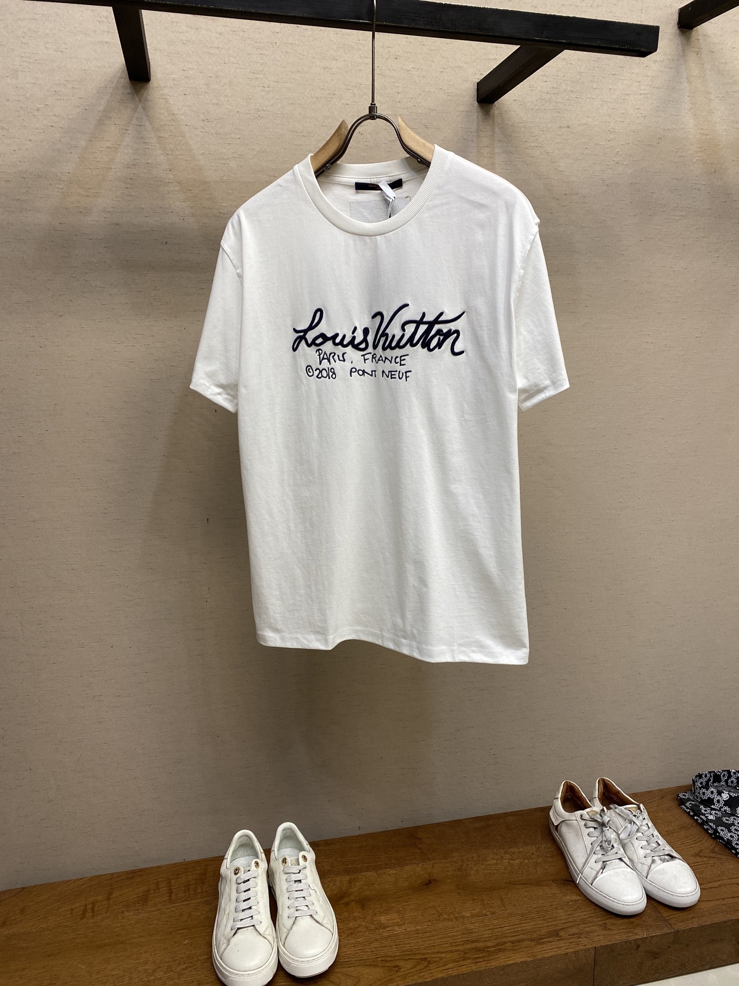 NO:127684,1V, special printed embroidery short sleeves, 16 double-stranded thin linen cotton fabric, 290 grams, paddle printing   imported machine embroidery. Fitted style. Part of the T-shirts at this show are easter eggs, which are also quite outstanding. Since the live interpretation is mostly layered, this 